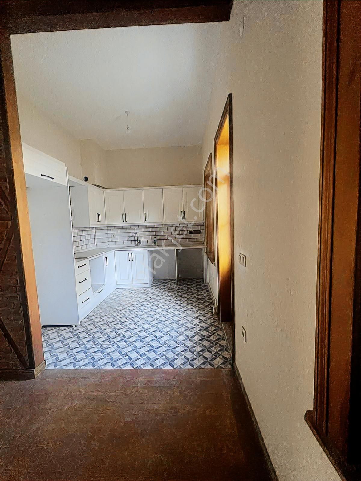 Merkezi Konumda, Bahçeli Ve Özgün Mimariye Sahip Satılık Rum Evi - Görsel 20
