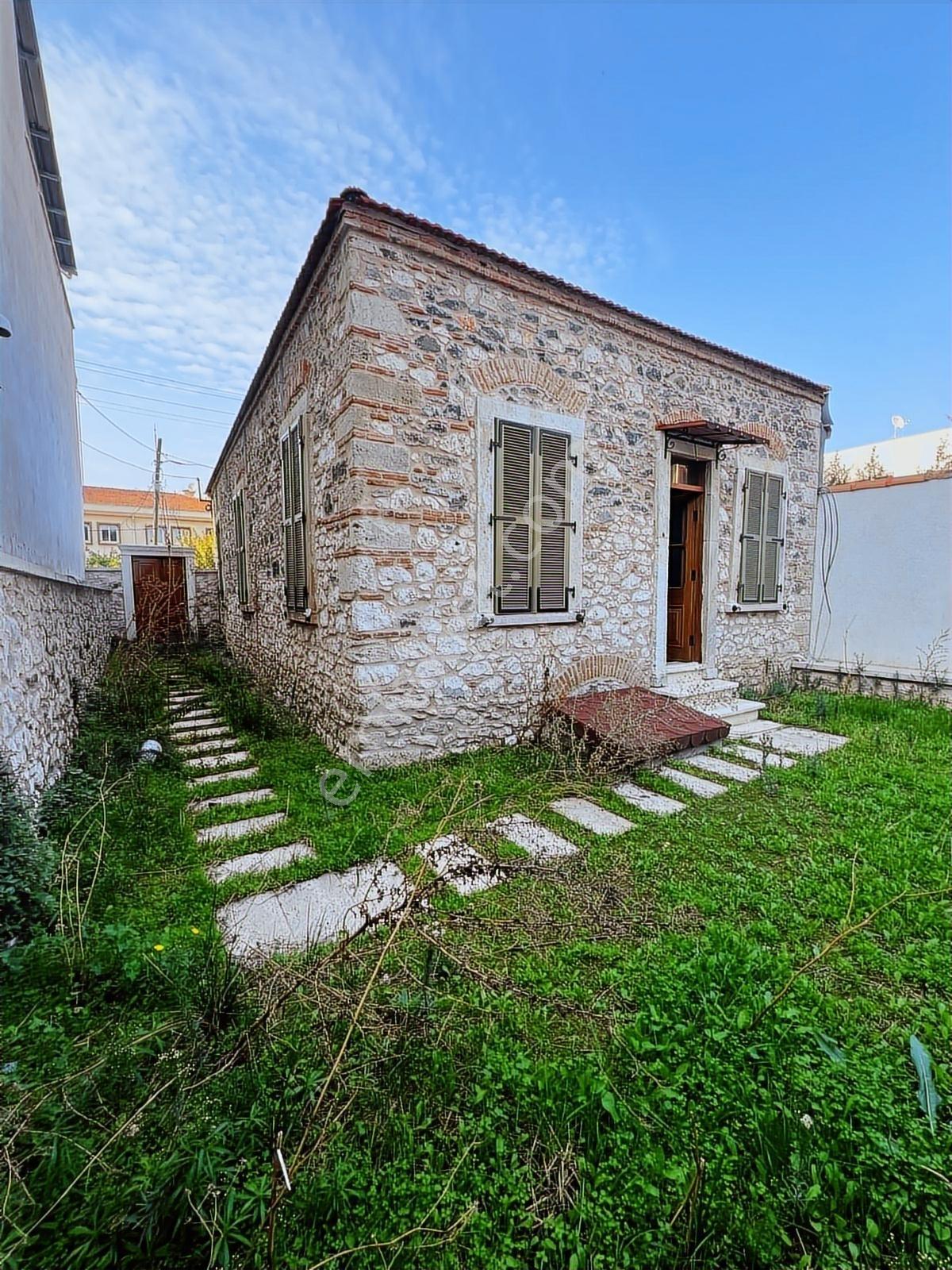 Merkezi Konumda, Bahçeli Ve Özgün Mimariye Sahip Satılık Rum Evi