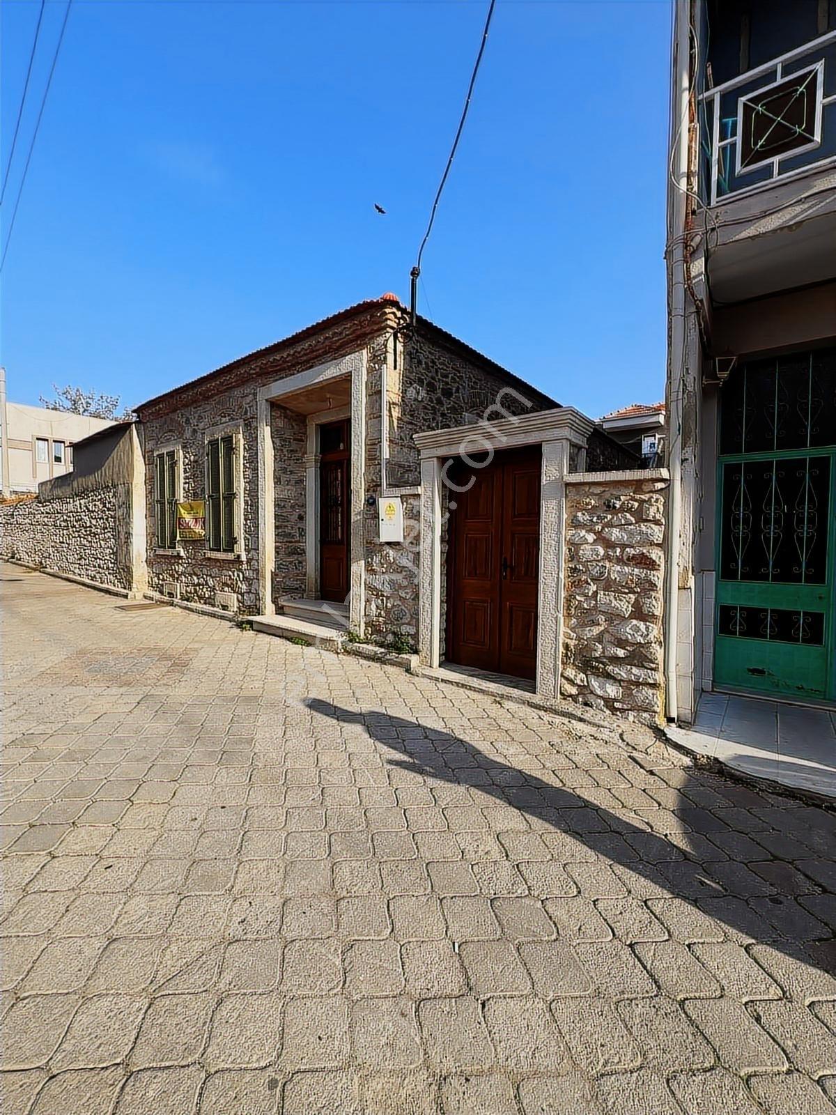 Merkezi Konumda, Bahçeli Ve Özgün Mimariye Sahip Satılık Rum Evi - Görsel 9