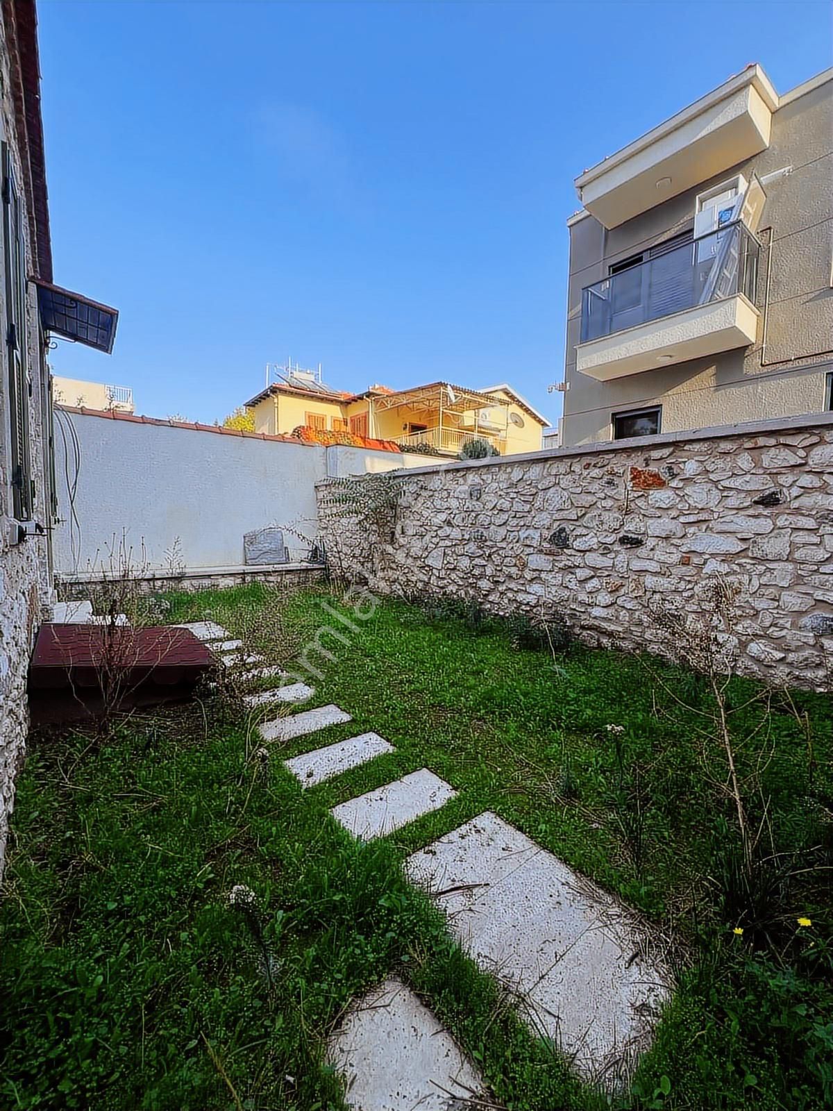 Merkezi Konumda, Bahçeli Ve Özgün Mimariye Sahip Satılık Rum Evi - Görsel 13
