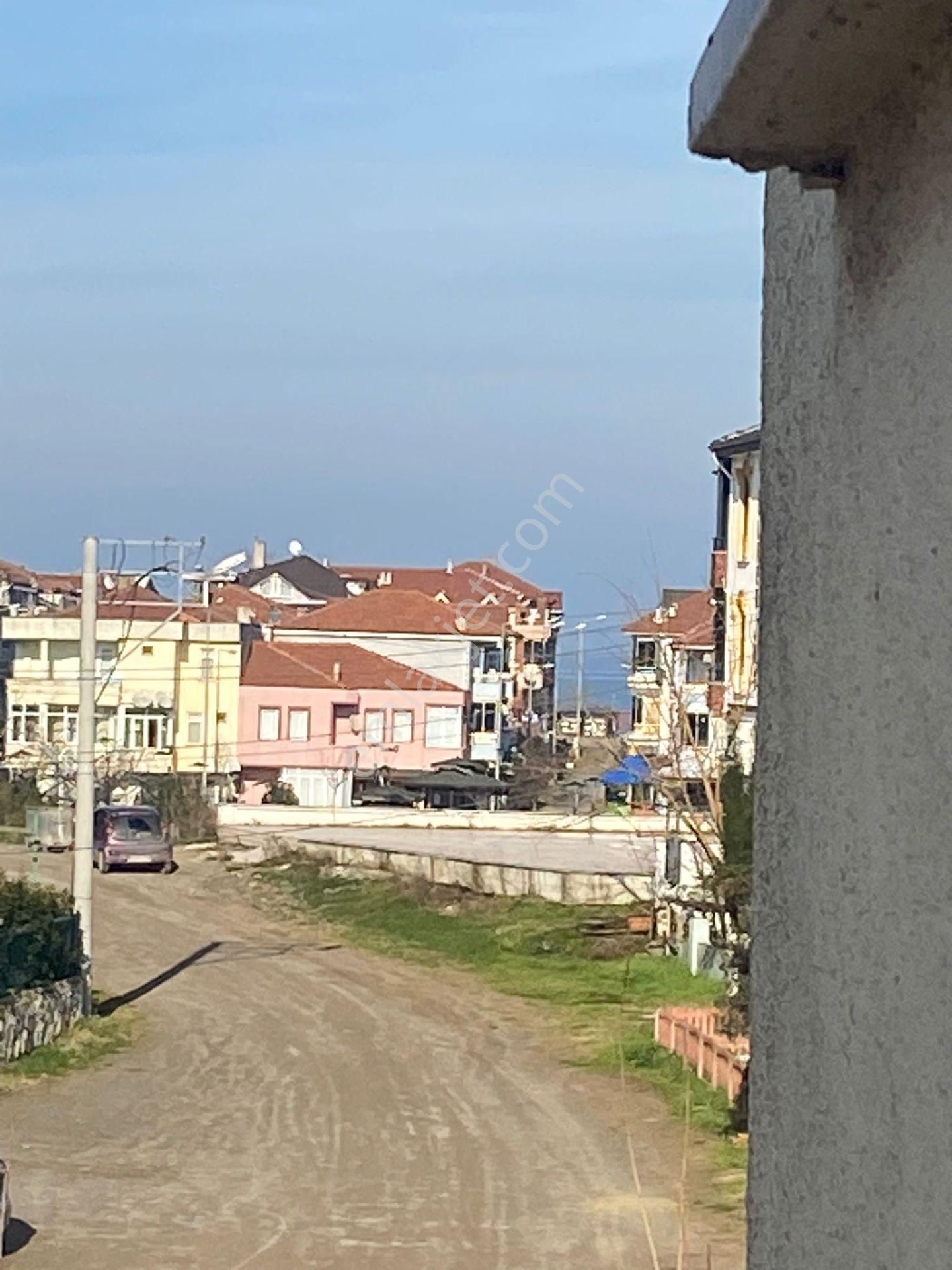 Karasu Gazi Okul Yanı Katta Eşyalı Kombili 2+1 Daire - Görsel 2