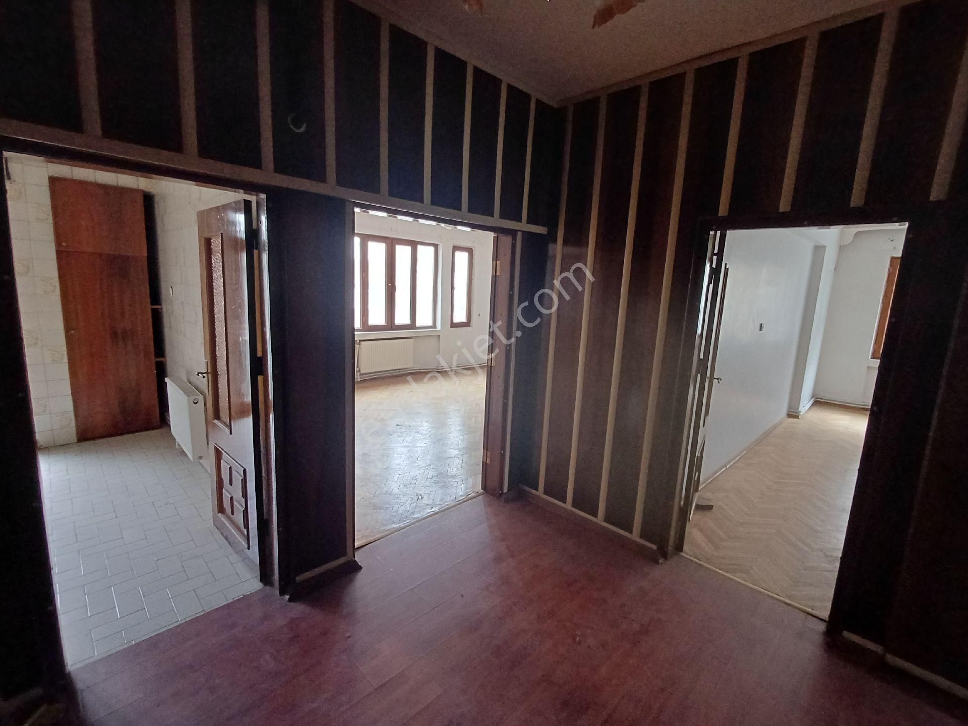 Diyarbakır Lise Caddesinde İş Yerine Uygun 3+1 Satılık Daire - Görsel 8
