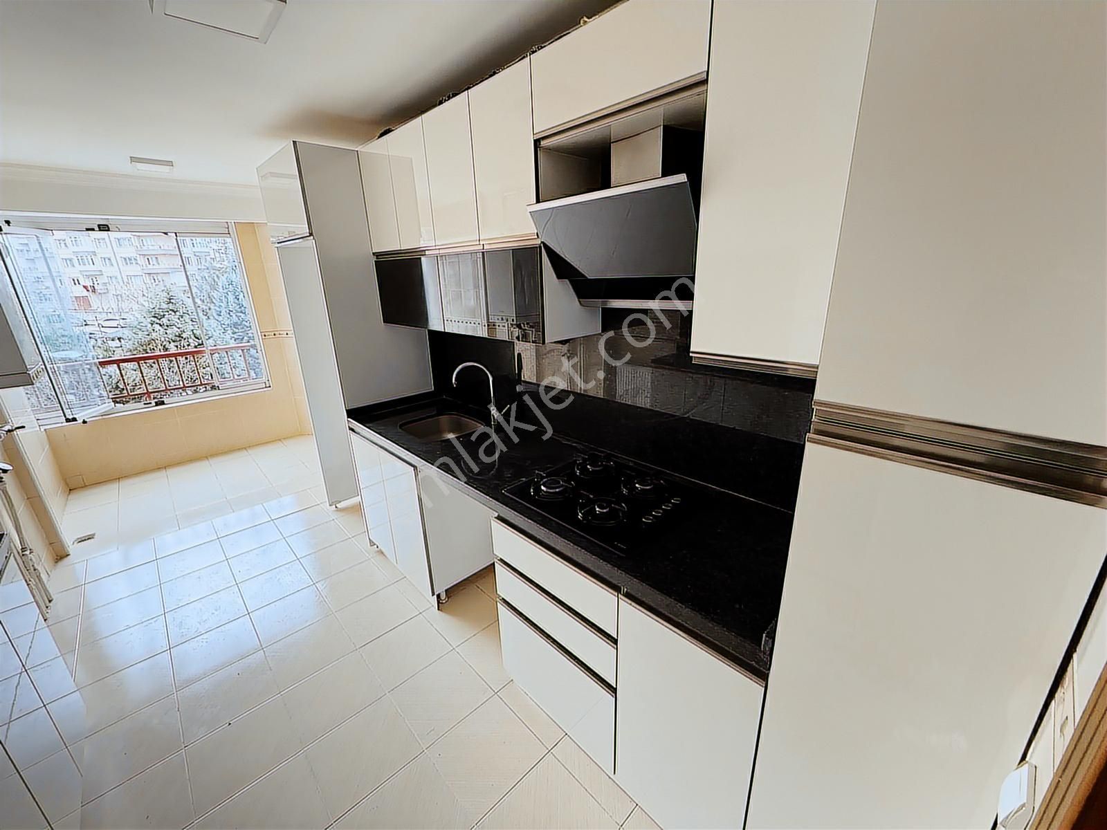 Mareşal Çakmak Mah.de Asansörlü 3+1 125m² Salon Bağımsız Daire