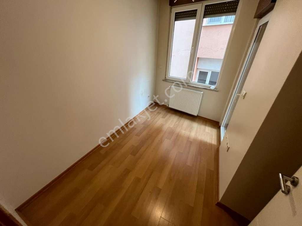 Kaçmazdan'küçükyalı 63de Ön Cephe Prestijli Binada Balkonlu 2+1 - Görsel 13