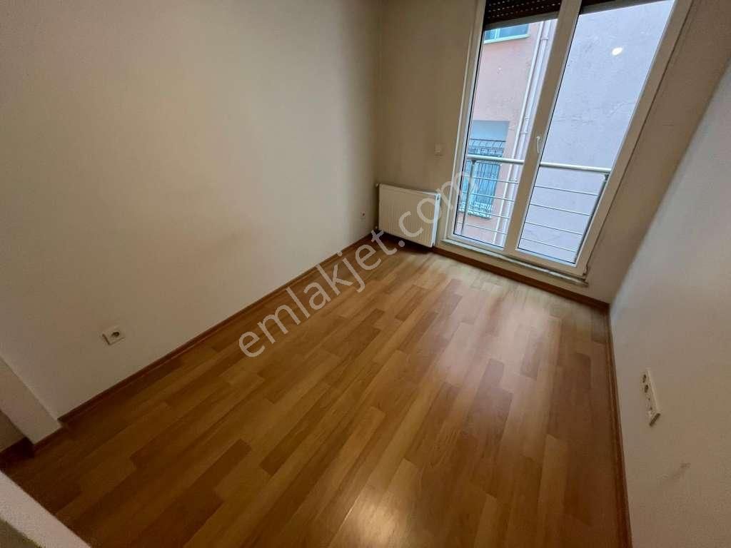 Kaçmazdan'küçükyalı 63de Ön Cephe Prestijli Binada Balkonlu 2+1 - Görsel 18
