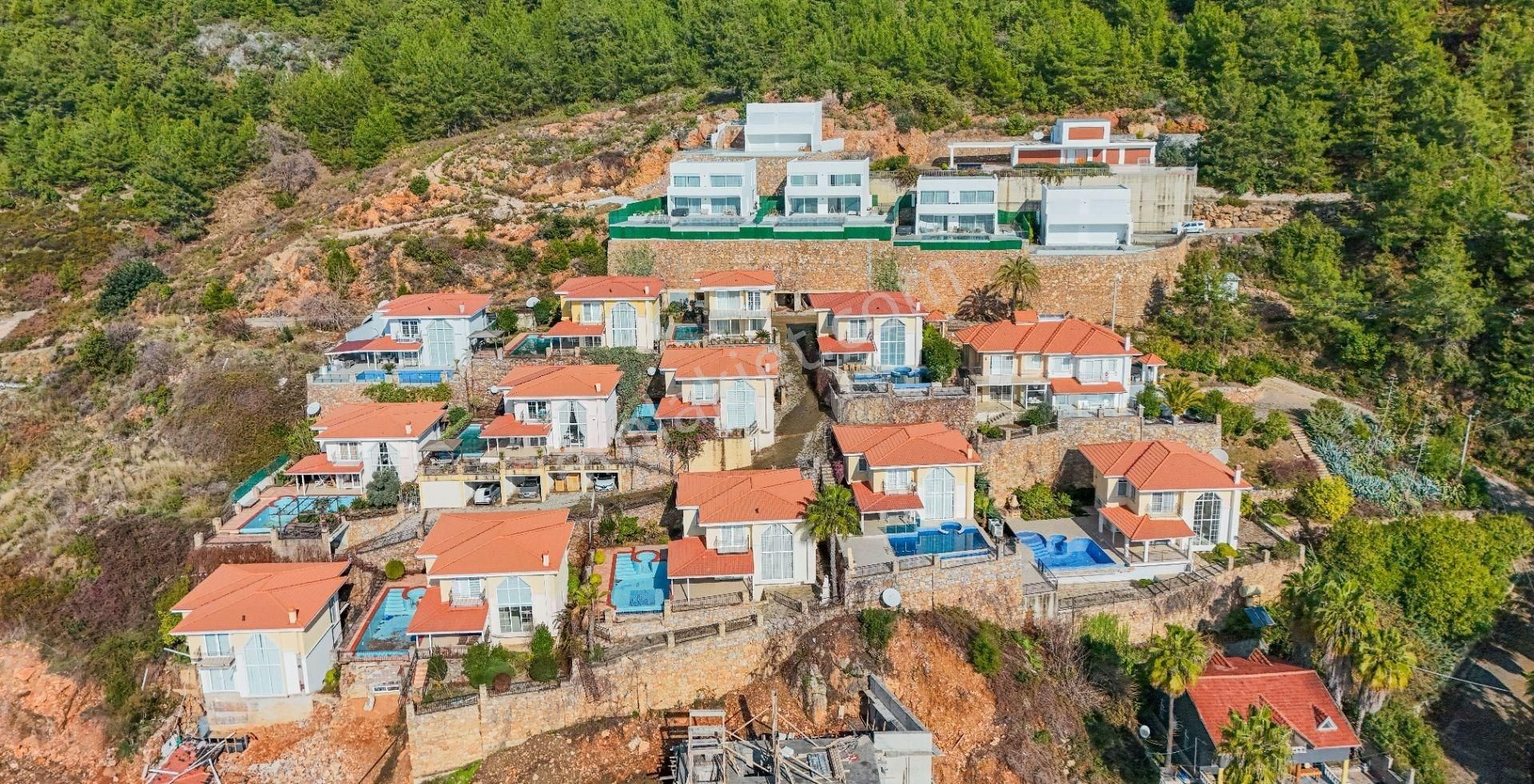 Alanya Tepe’de Muhteşem Manzaralı Havuzlu 4+1 Lüks Villa - Görsel 2