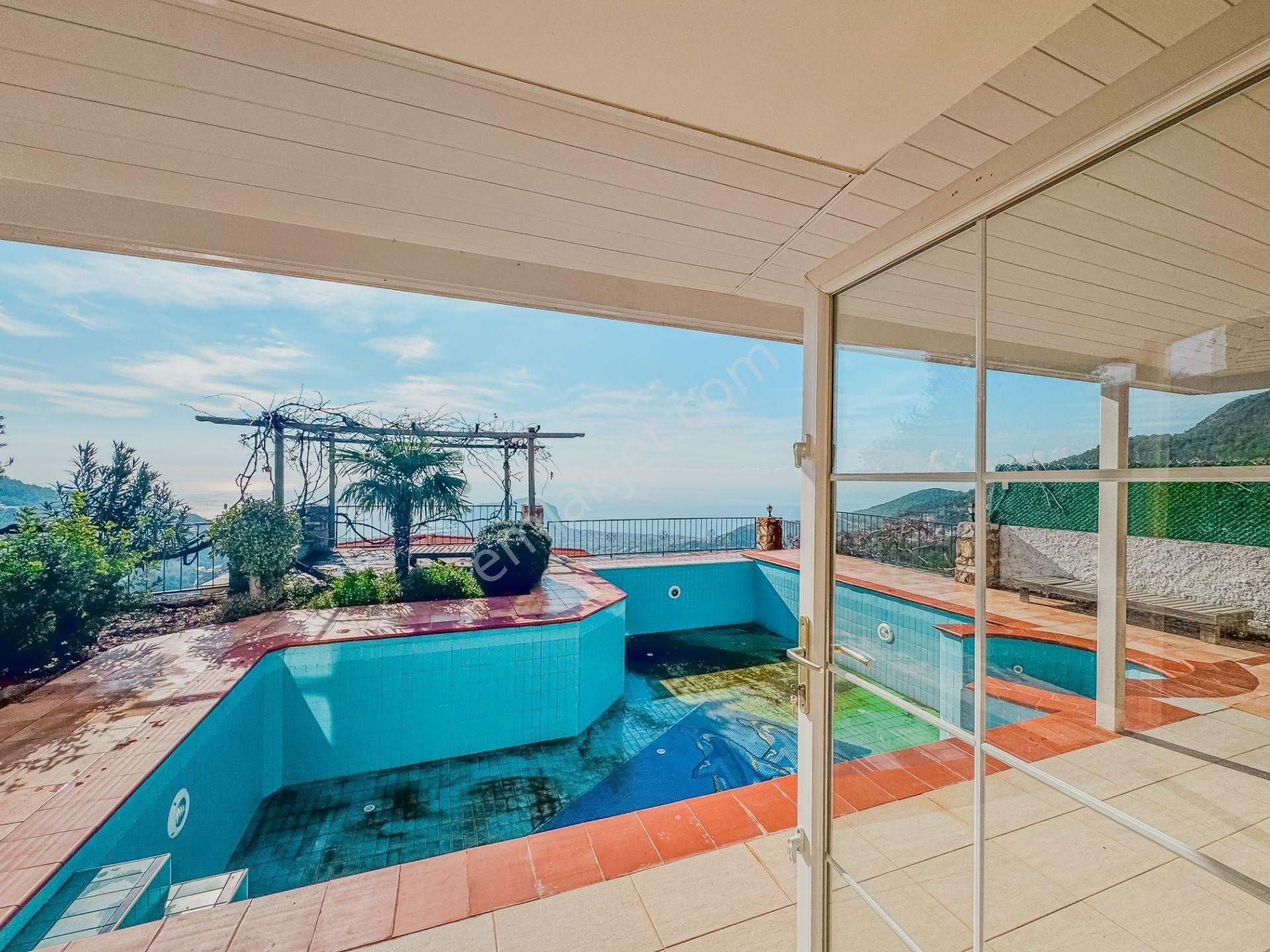 Alanya Tepe’de Muhteşem Manzaralı Havuzlu 4+1 Lüks Villa - Görsel 32