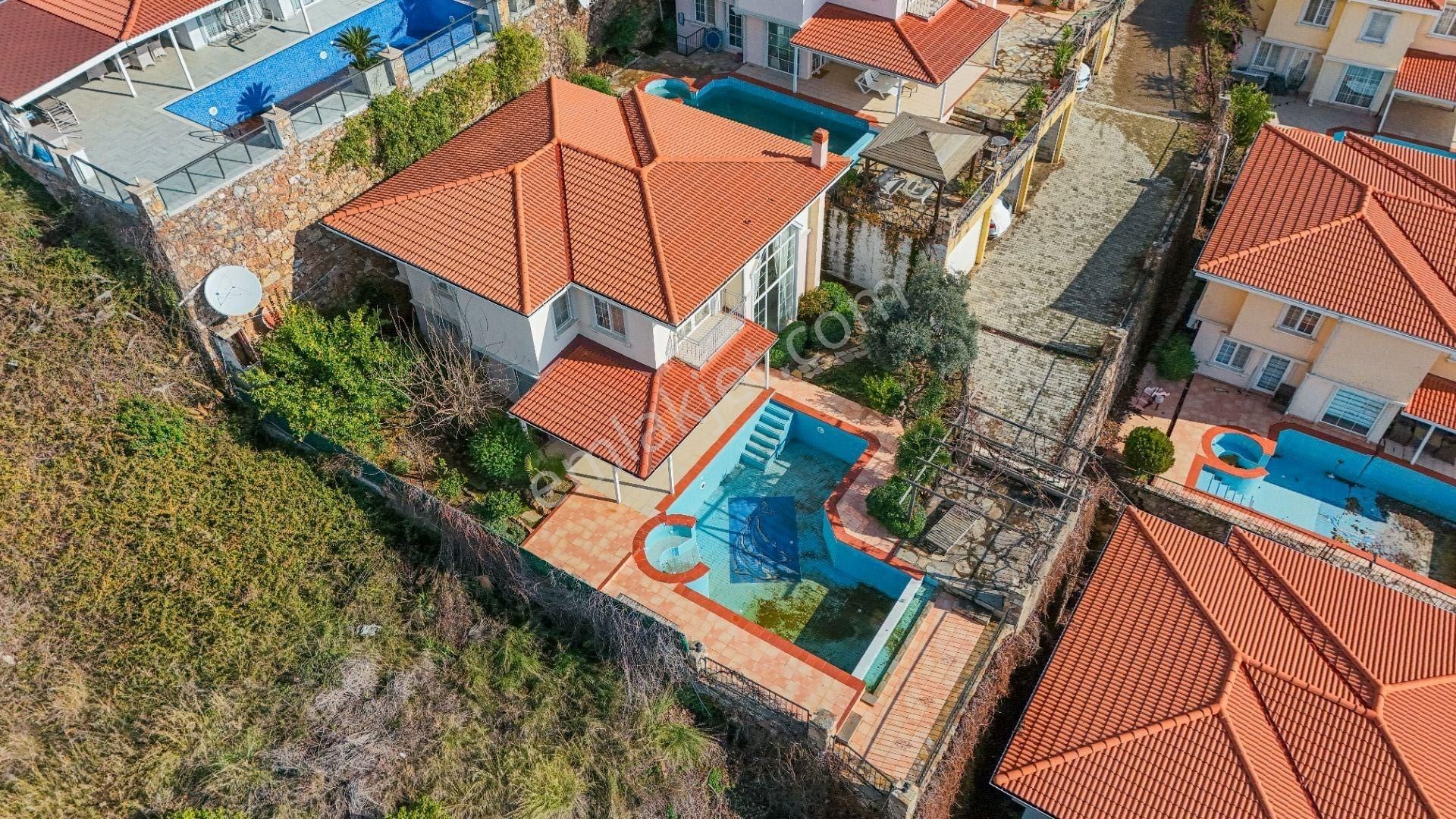 Alanya Tepe’de Muhteşem Manzaralı Havuzlu 4+1 Lüks Villa