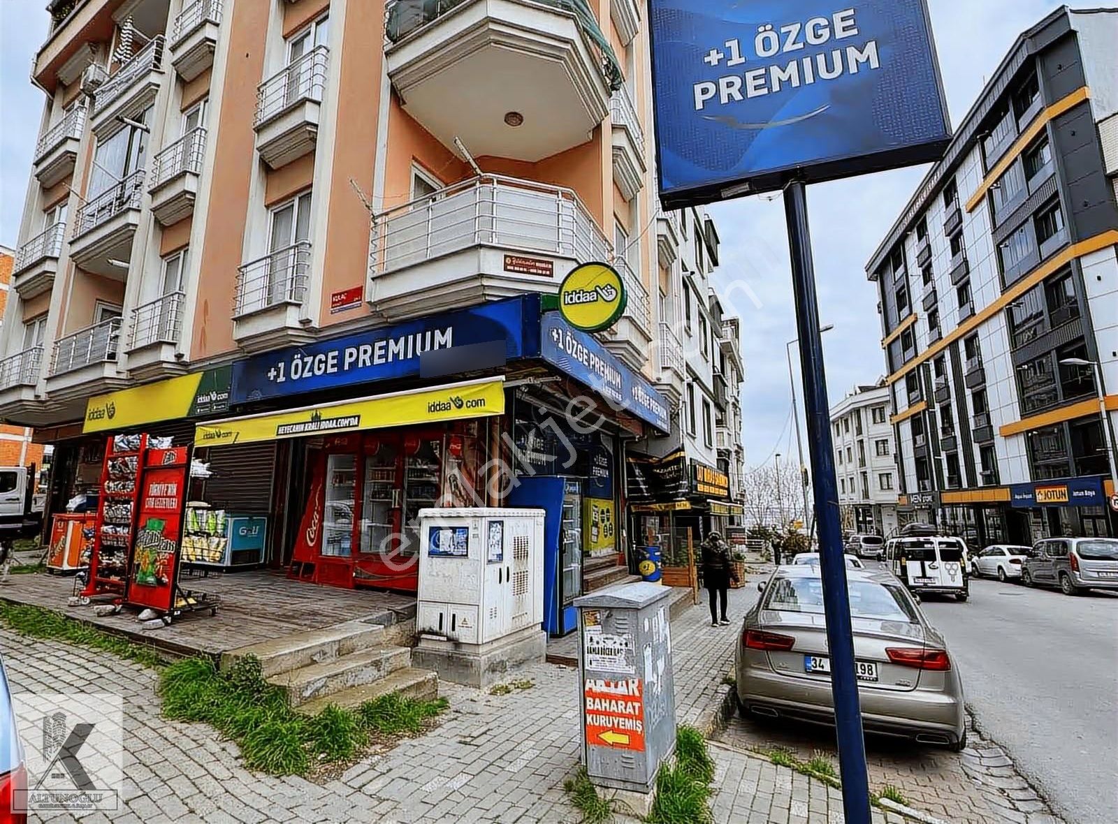 Denizköşkler Mah Cadde Üzerinde Metrobüs Yanı 200m2 Depolu Dükkn