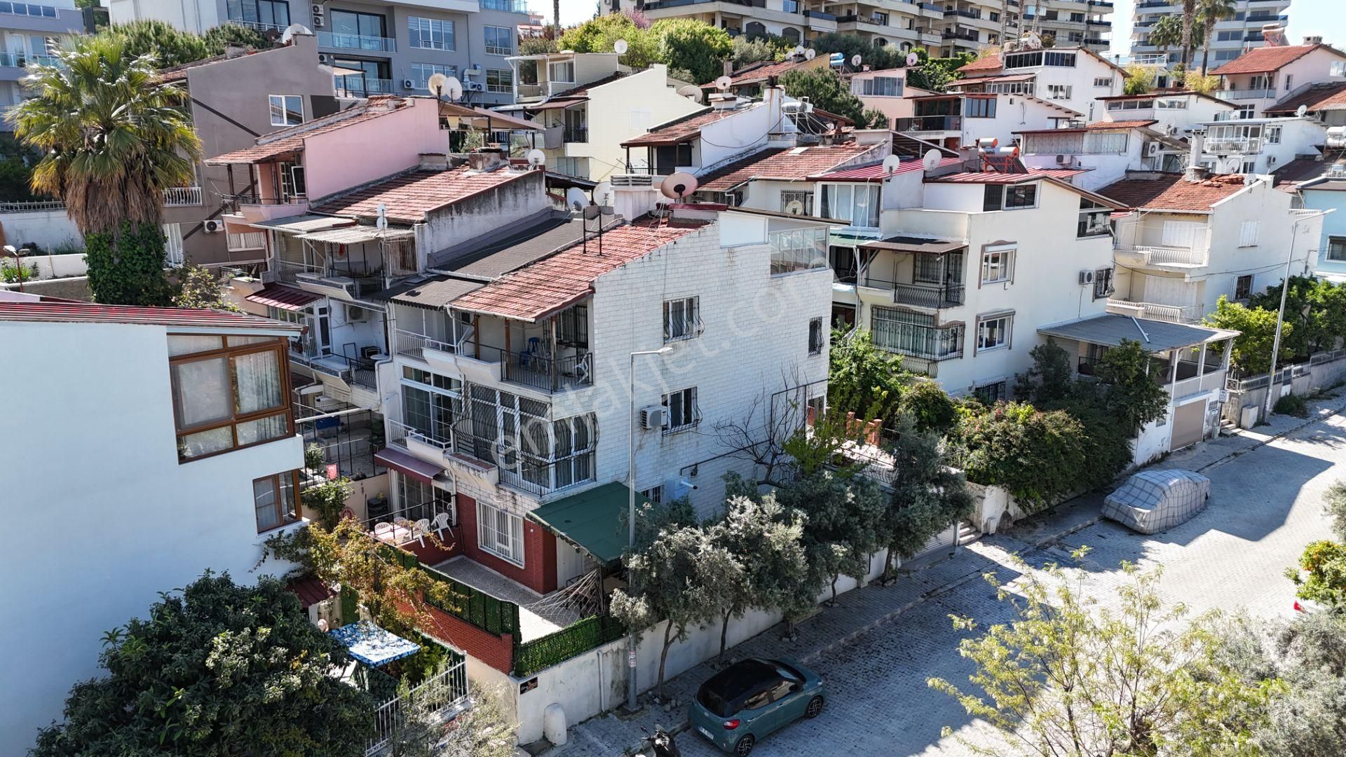 Kuşadası Mavi Yaka Sitesinde Bakımlı Satılık 4+1 Villa - Görsel 5