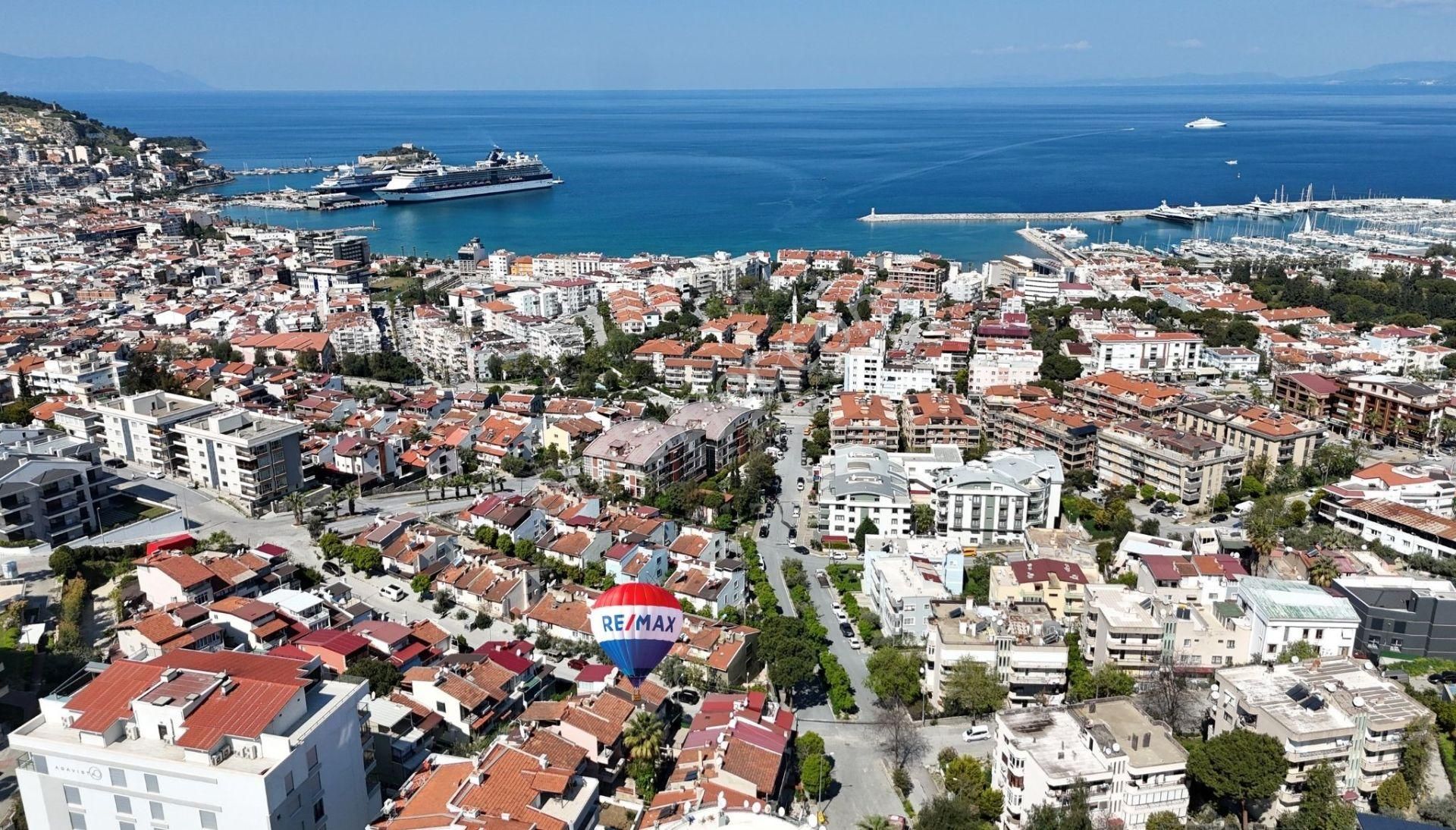 Kuşadası Mavi Yaka Sitesinde Bakımlı Satılık 4+1 Villa