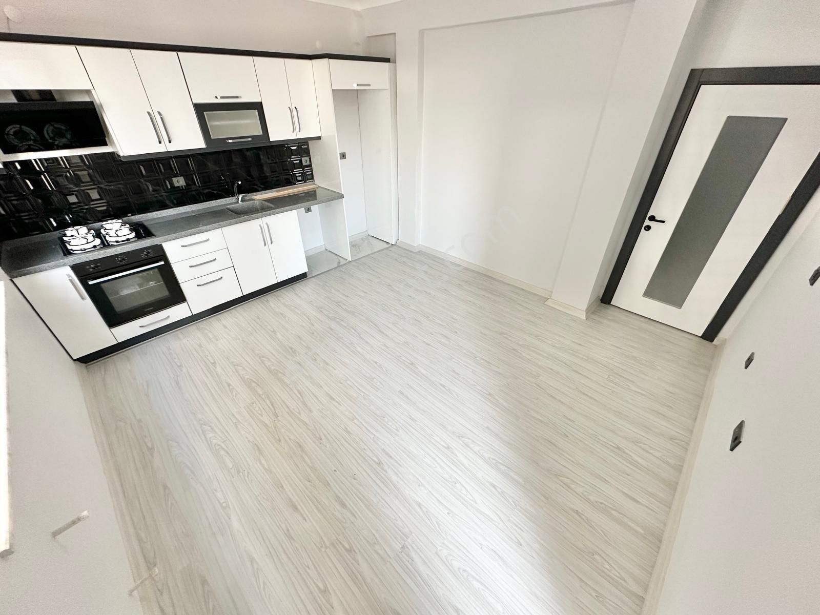 ⭐ay Emlak'tan⭐akçay'da Denize Yakın Ön Cephe Şık Tasarımlı Ara Kat Satılık 1+1 Lüks Daire - Görsel 3