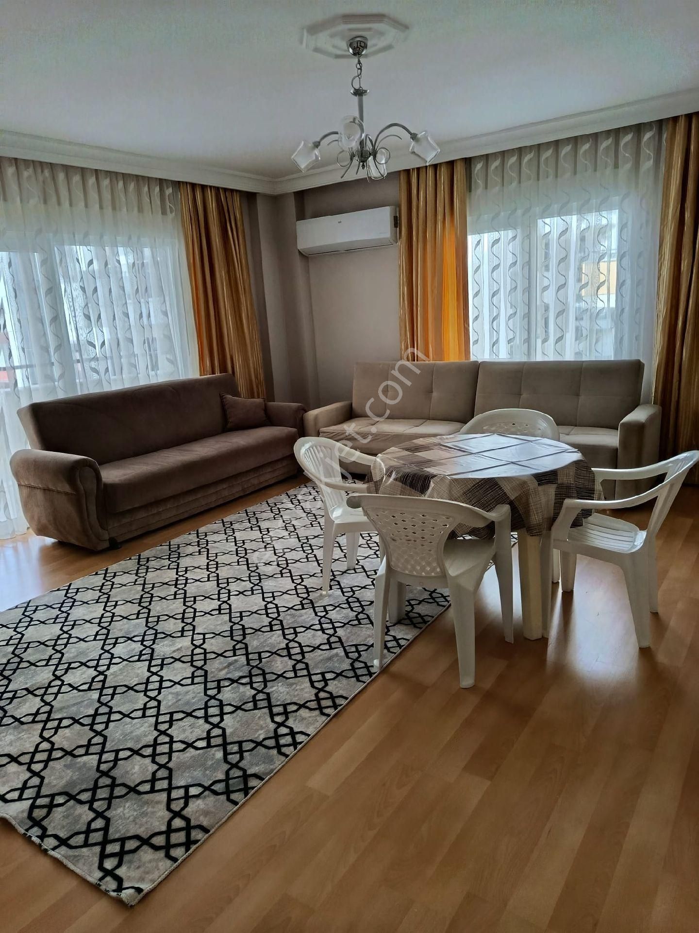Genis Sali Pazarinda Esyali Aile Apartmani - Görsel 2