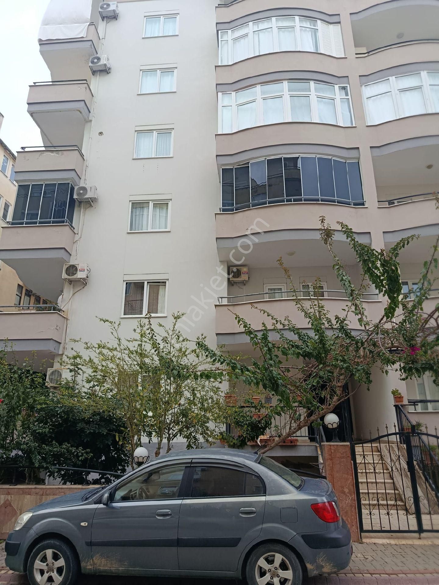 Genis Sali Pazarinda Esyali Aile Apartmani