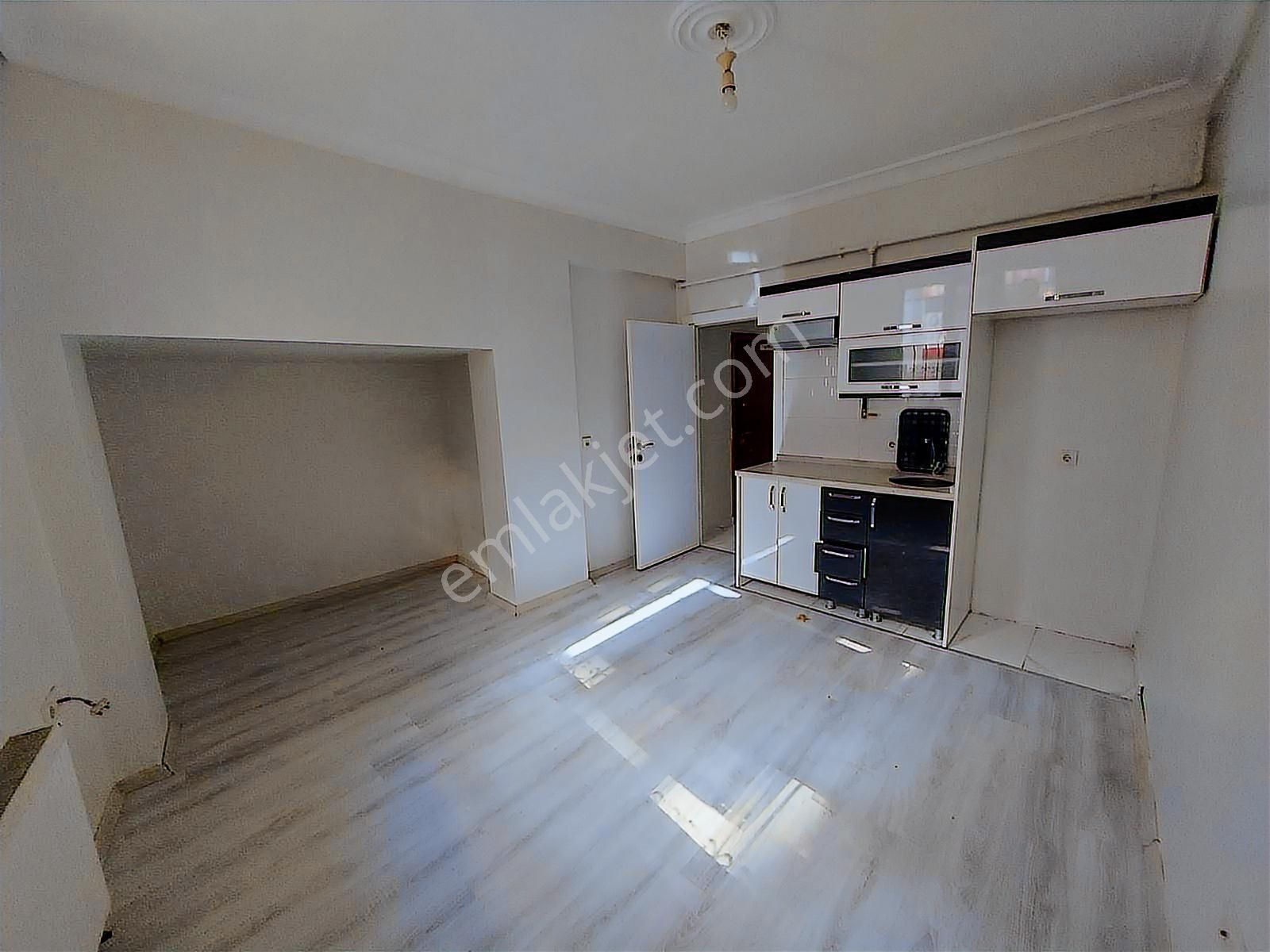 Cumhuriyet Mah. Kiralık: 5 Yaşında 1+1 Bahce Katı Modern Daire !