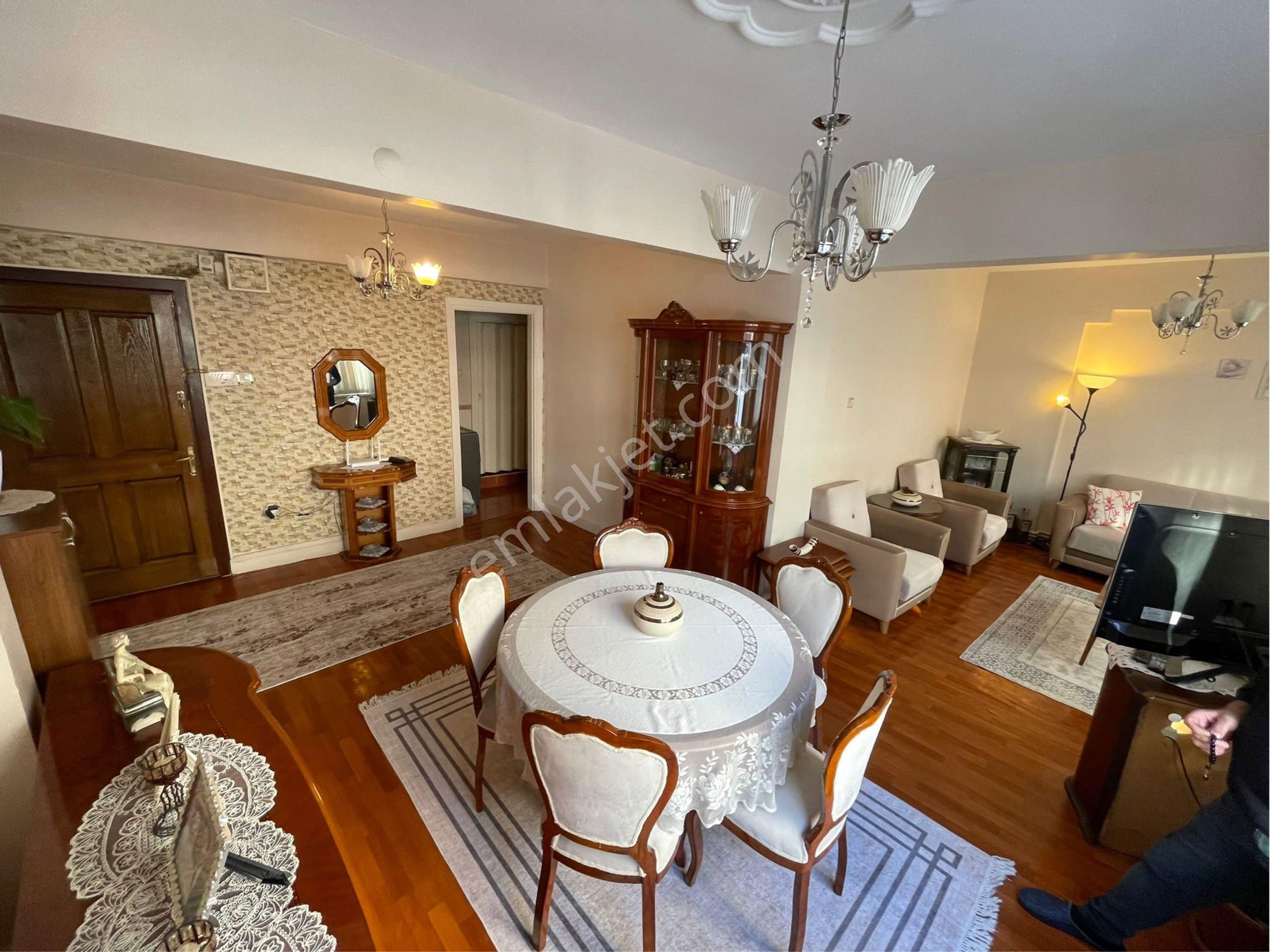 Ecem Emlaktan Kocamustafapaşa Da Merkezi Konumda 90m2 Ara Kat