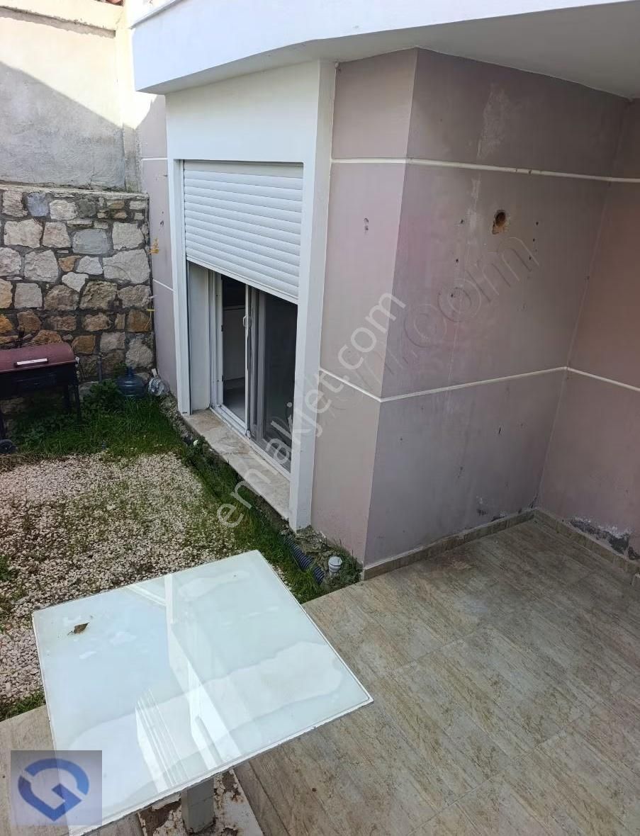 Hüseyin Öziç'den Çeşme Çarşıda Satılık 2+1 Bahçeli Daire