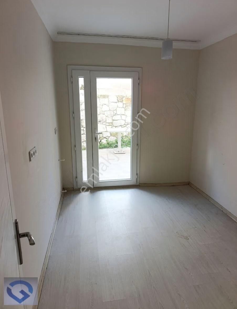 Hüseyin Öziç'den Çeşme Çarşıda Satılık 2+1 Bahçeli Daire - Görsel 11