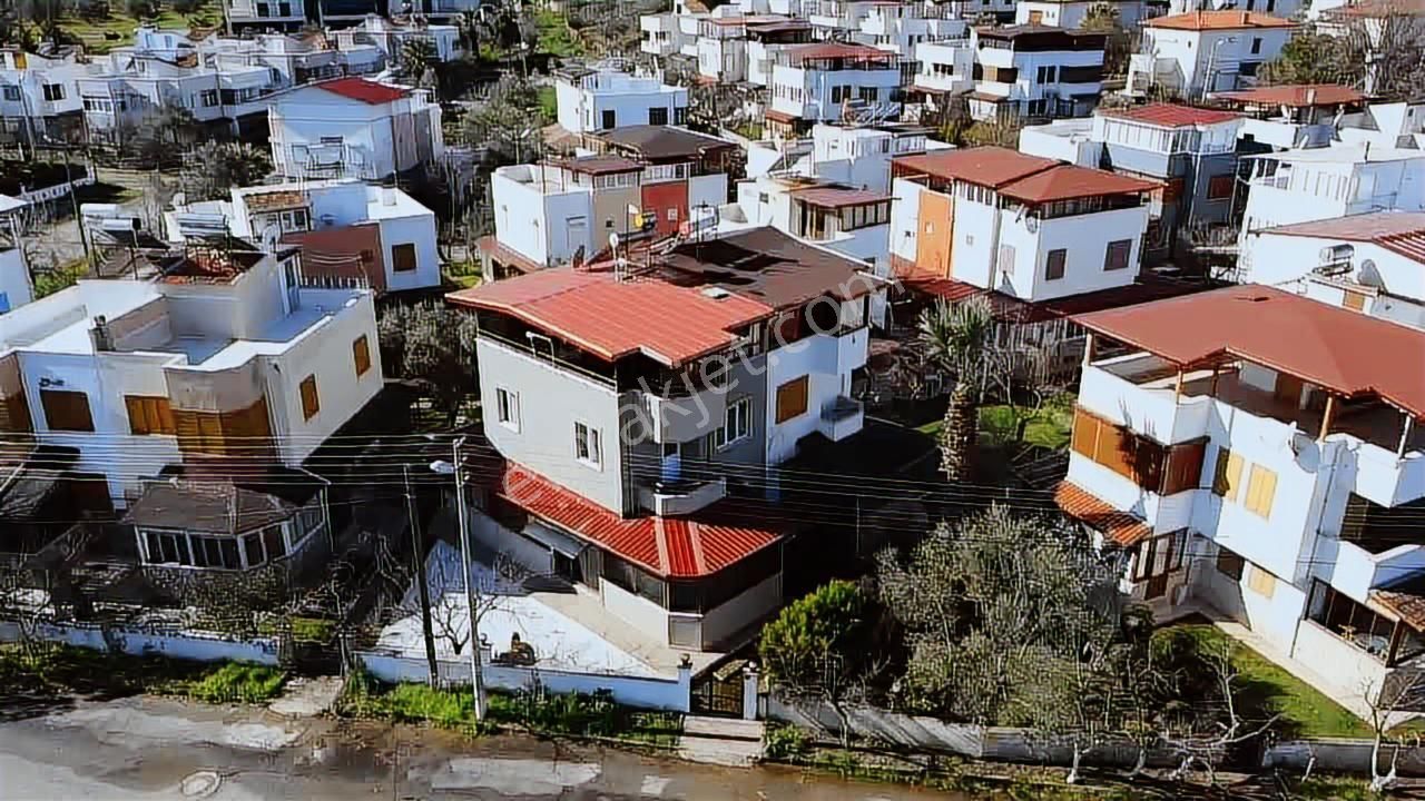 Burhaniye İskele Mahallesinde Satılık Tripleks Villa