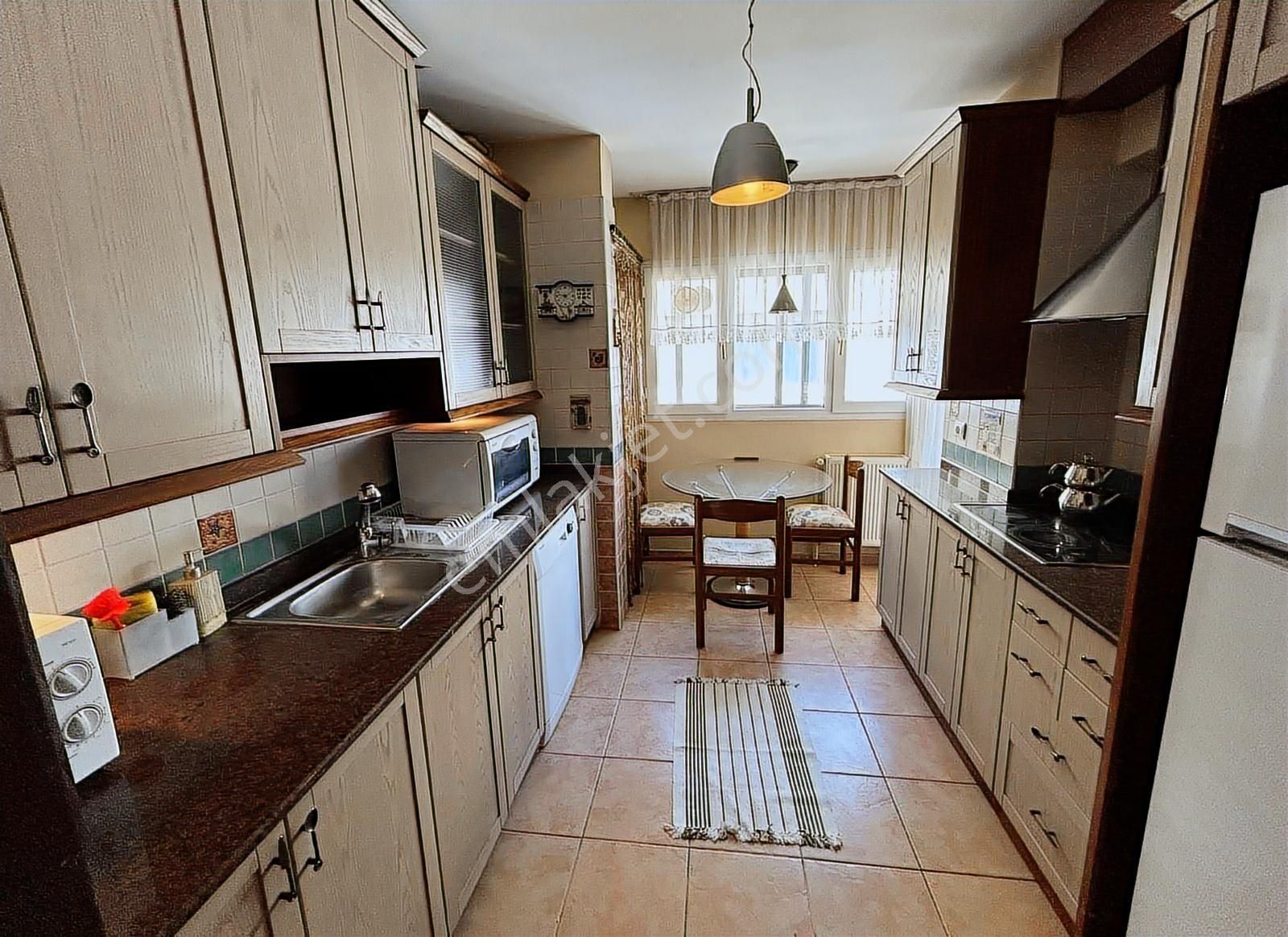 Alsancak Şair Eşref'te Lüks Eşyalı Kiralık 3+1 Daire - Görsel 11