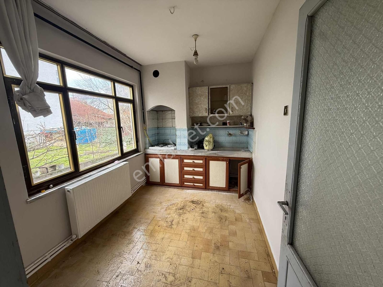 Göle 300 Metre, 247 M2 Arsa İçerisinde 2 Katlı Müstakil Ev - Görsel 2