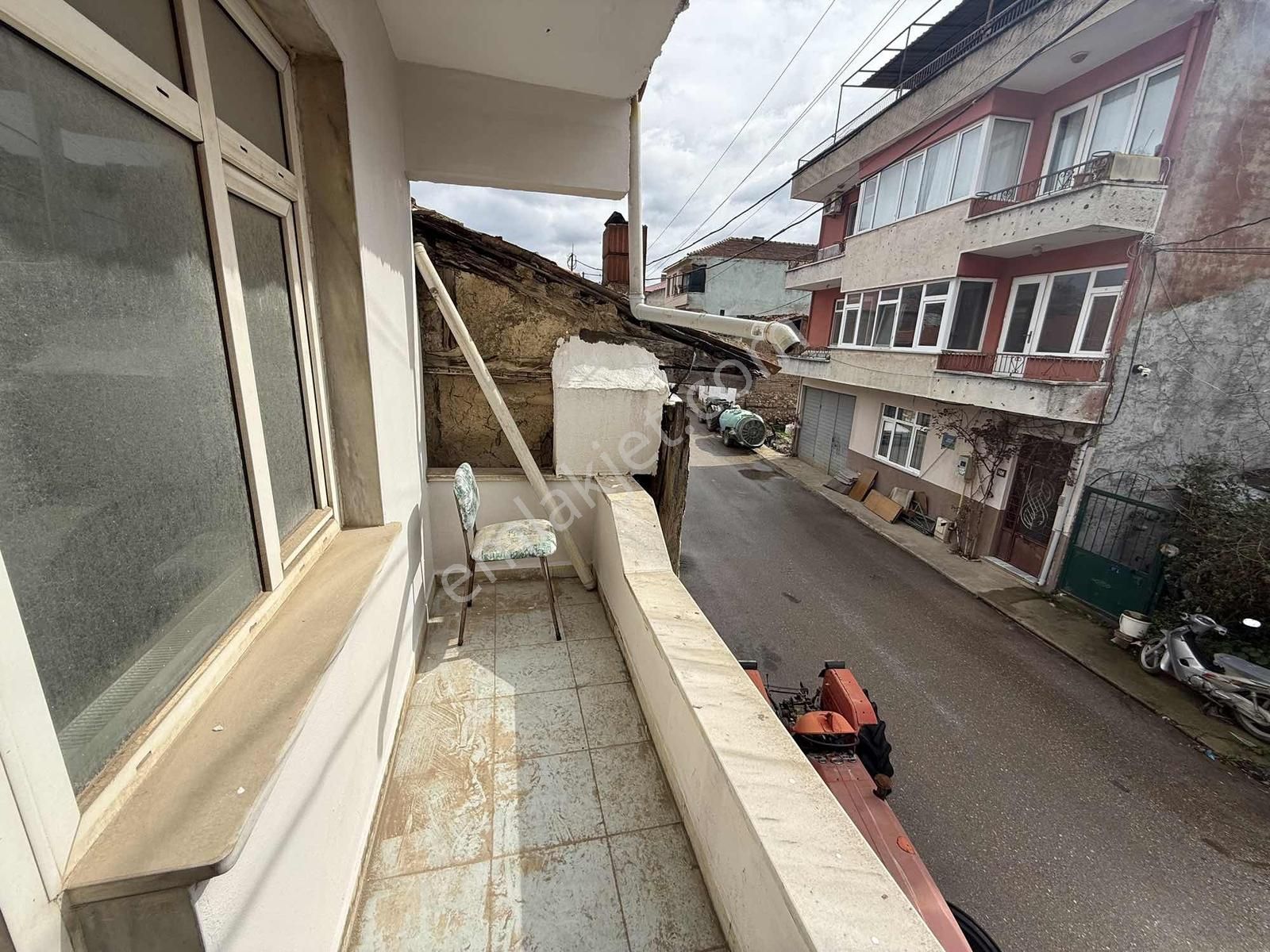 Göle 300 Metre, 247 M2 Arsa İçerisinde 2 Katlı Müstakil Ev - Görsel 14