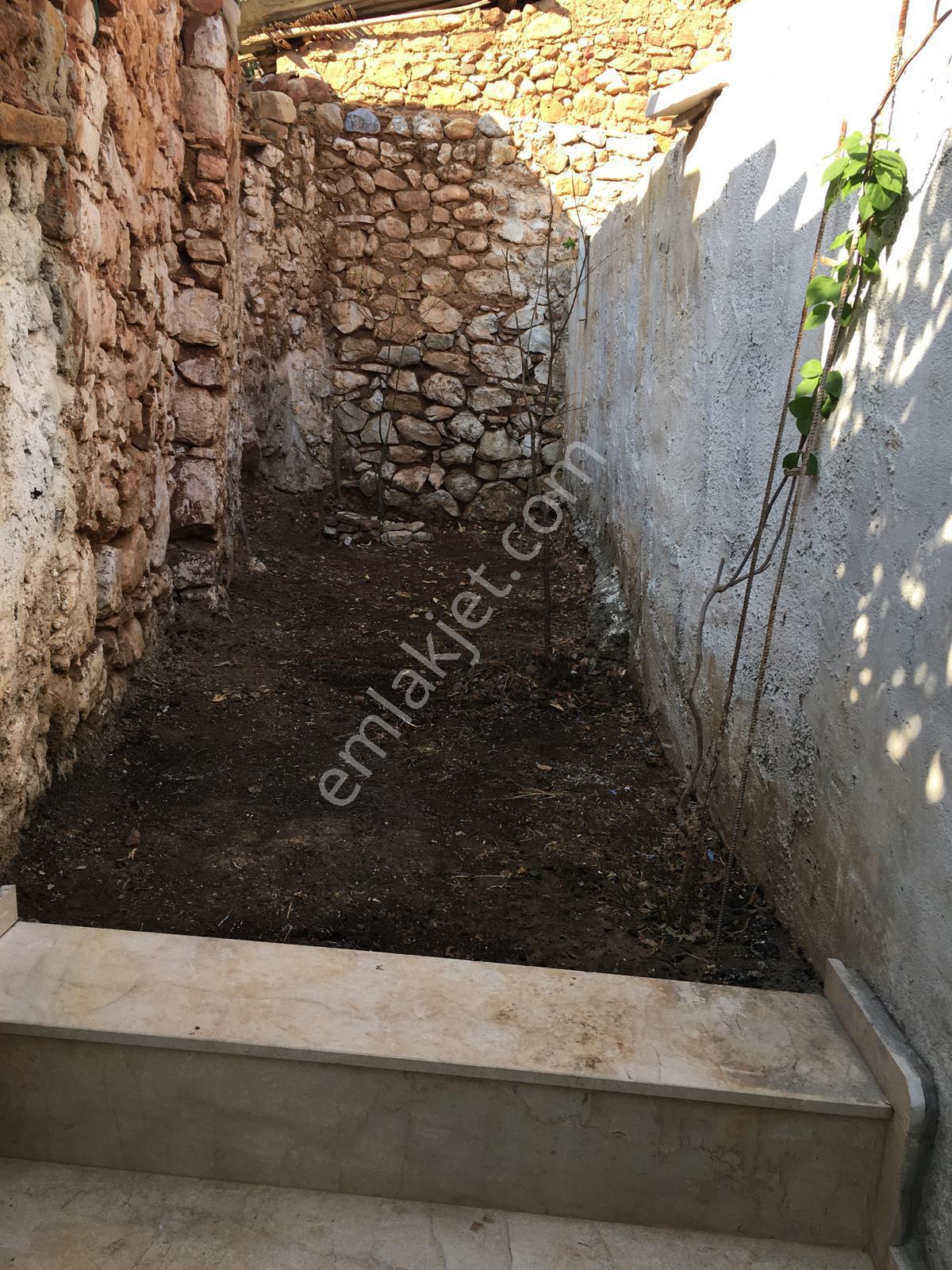 Torbalı'da Yatırıma Uygun Eşyalı Satılık Müstakil Köy Evi! - Görsel 11