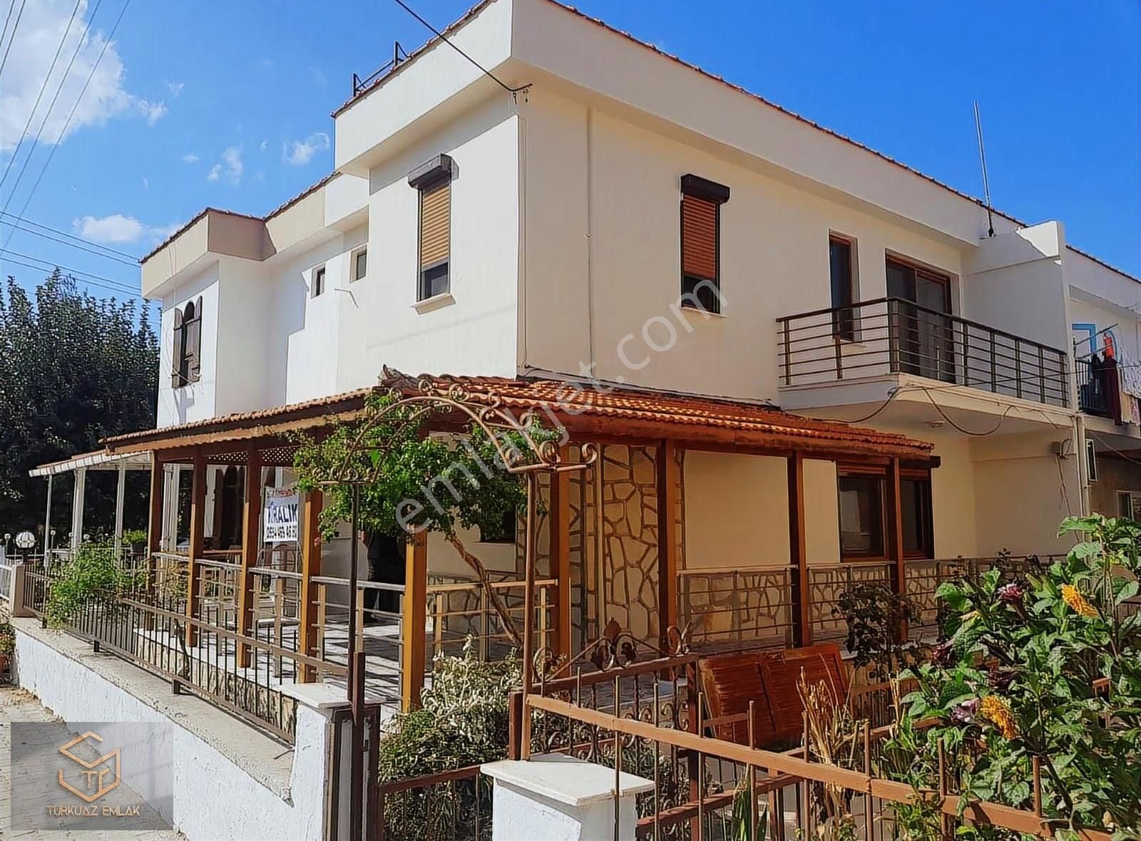 Yeni Foça'da Marina'ya Yakın Satılık Villa