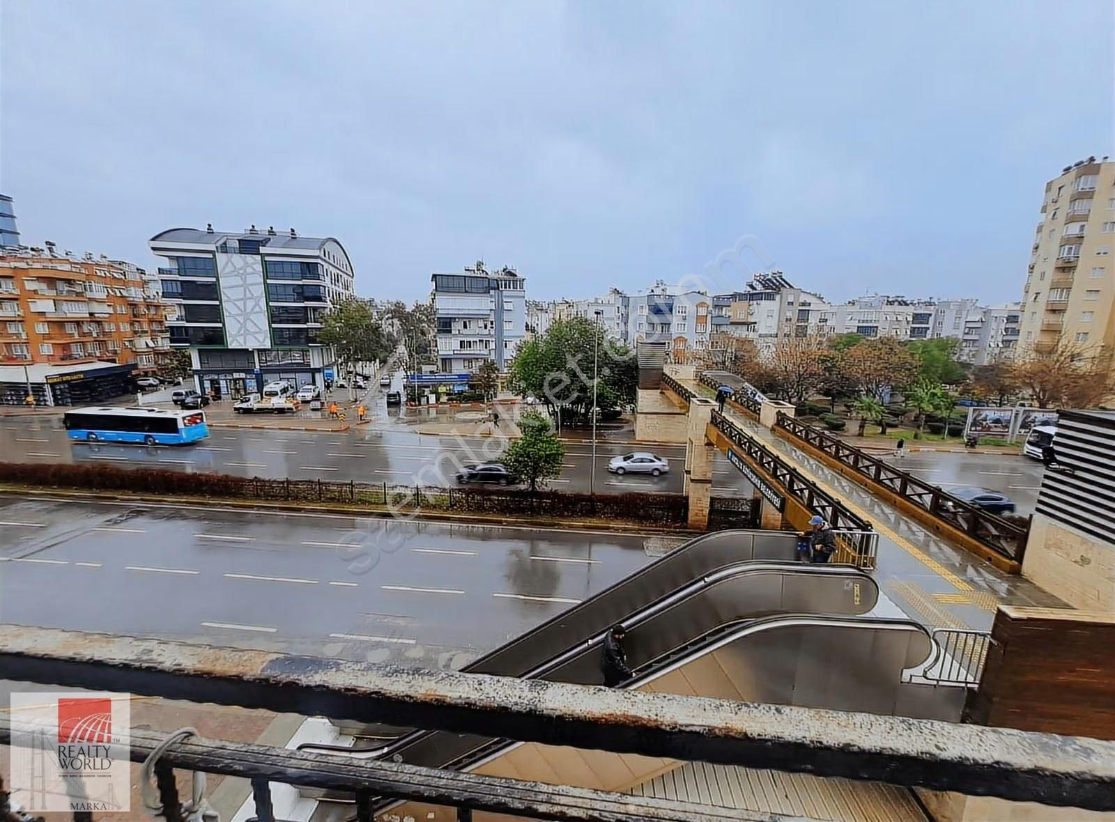 Antalya Etiler'de Cadde Üzeri Katta Eşyalı Kiralık 2+1 Daire