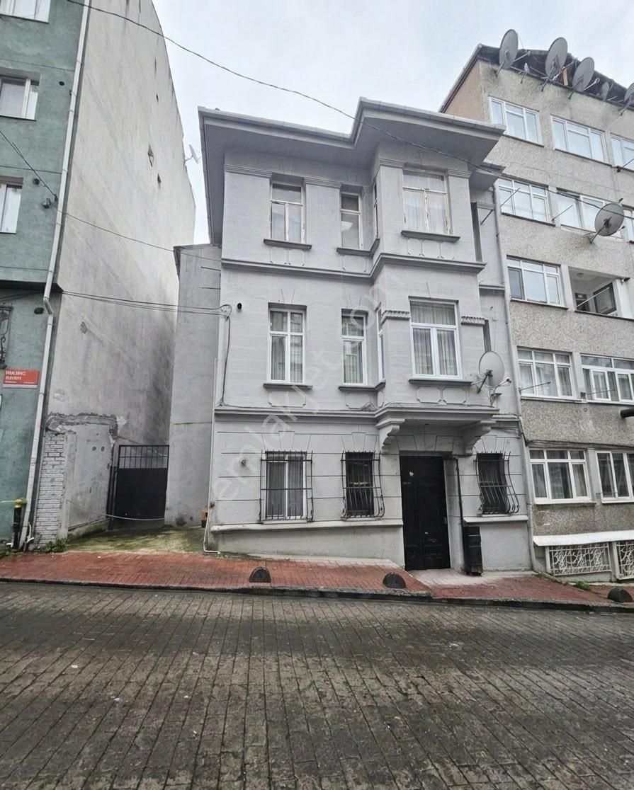 Beyoğlunda Turistik Merkezde 3 Katlı Müstakil Bina - Görsel 2