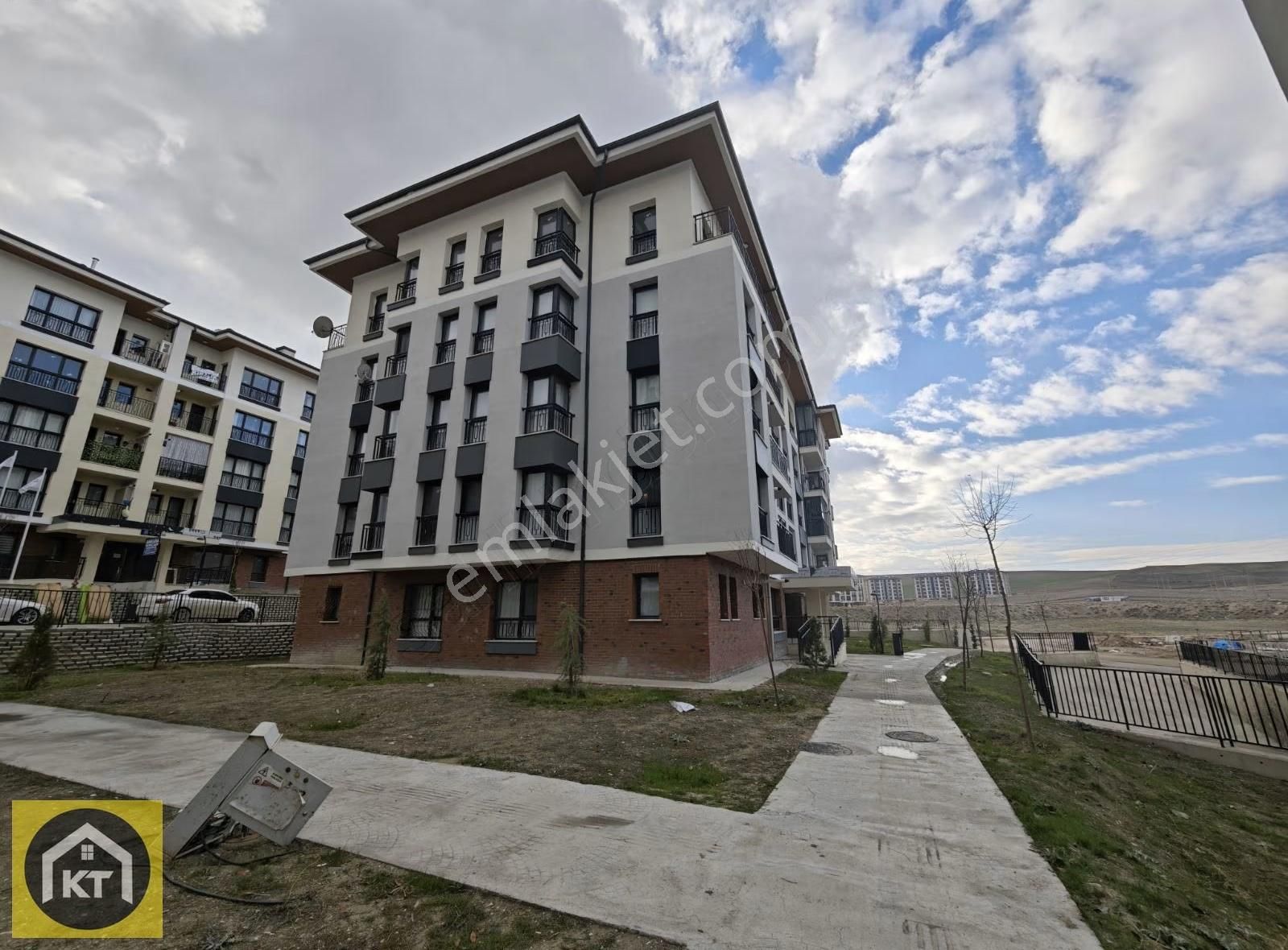 K.topçu'dan Tok'de 2+1 80m2 Çift Banyolu Kapalı Otoparklı Daire