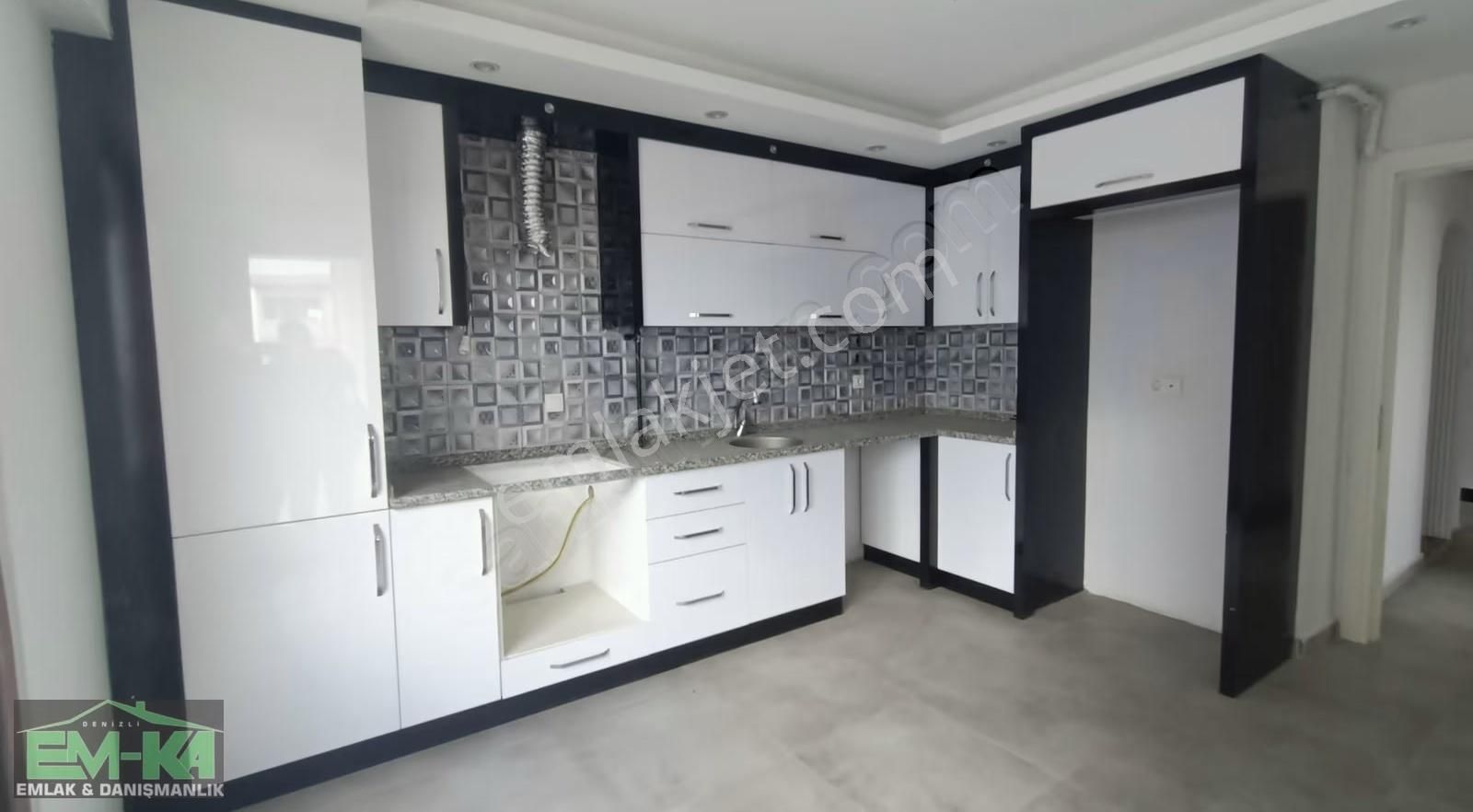 Em-ka'dan Çakmak Mahallesinde Satılık Fırsat Daire