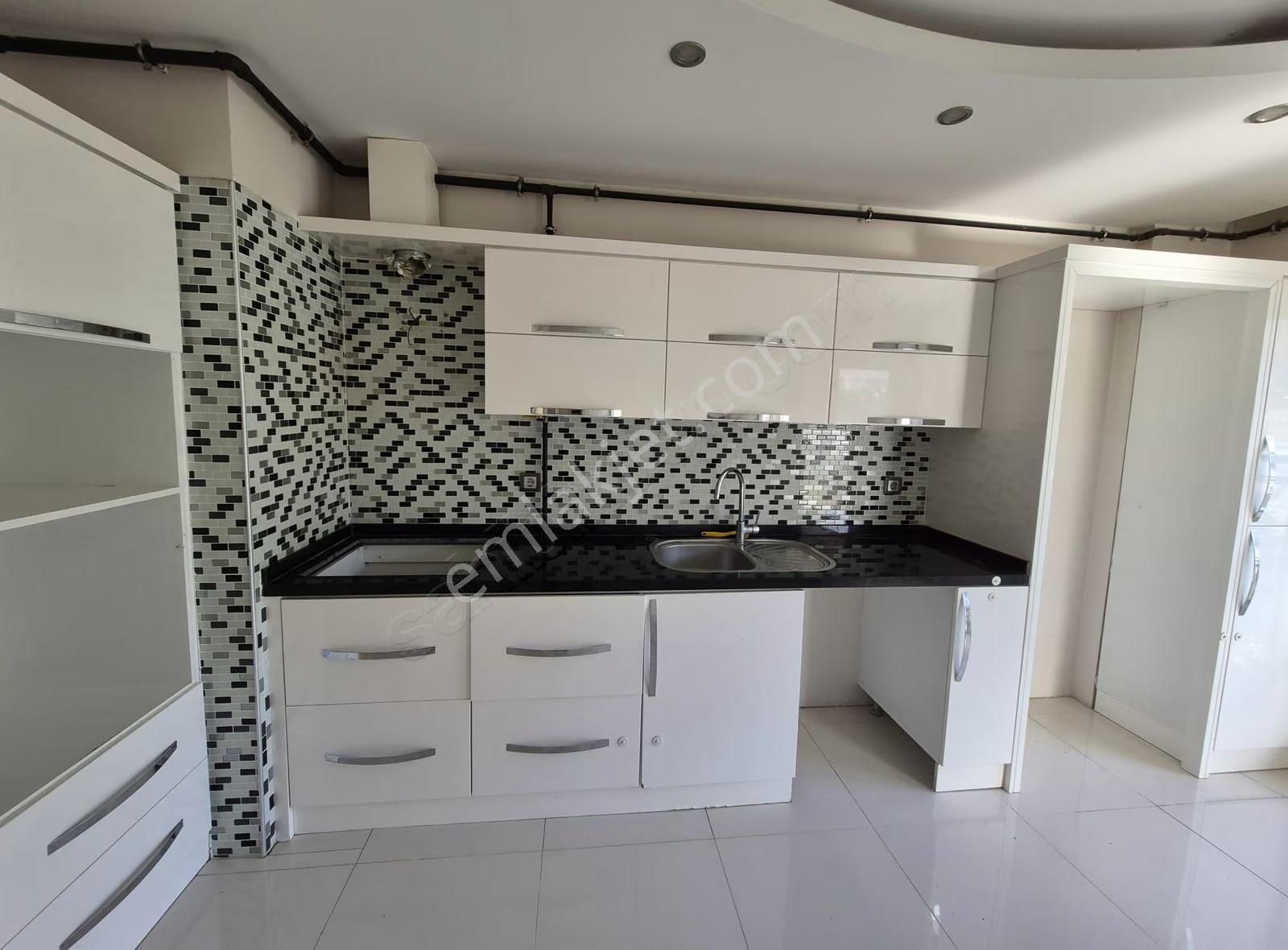 Mükemmel Lokasyonda Site İçi Kule Konutlarında Kiralık Daire