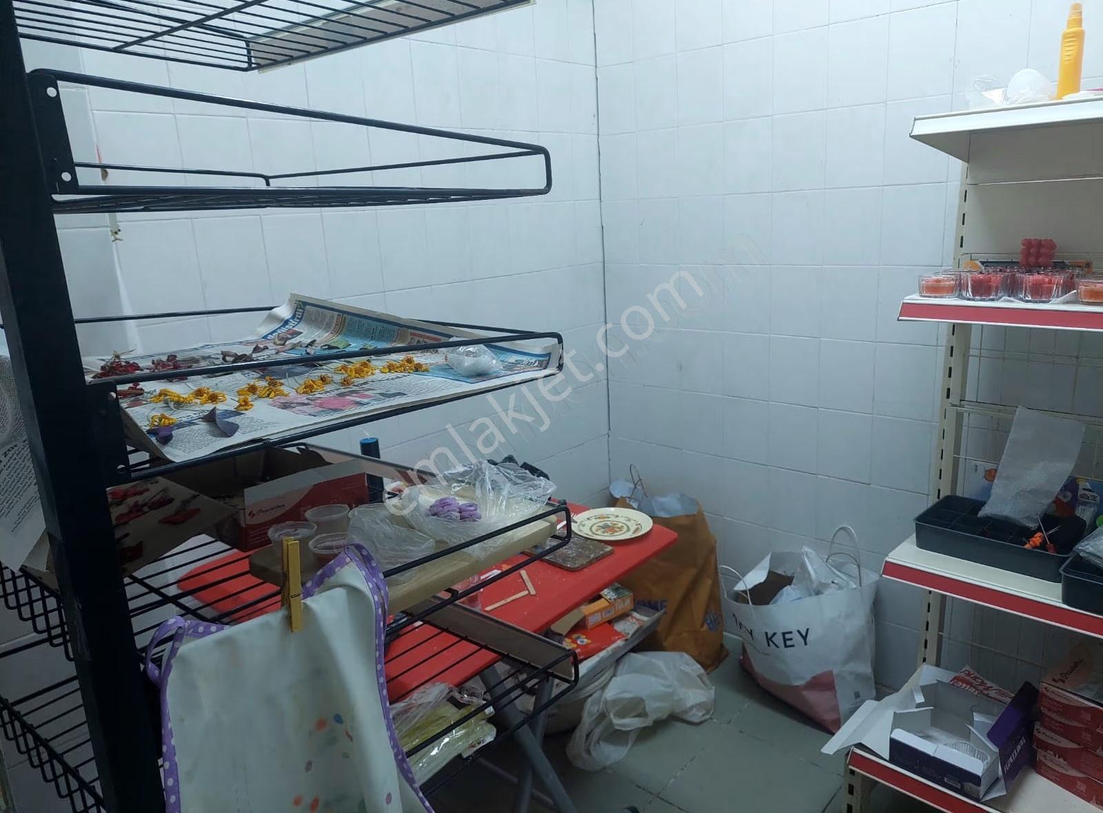 Gaziemir'de Devren Satılık Market: 95m², Hazır Müşterili - Görsel 2