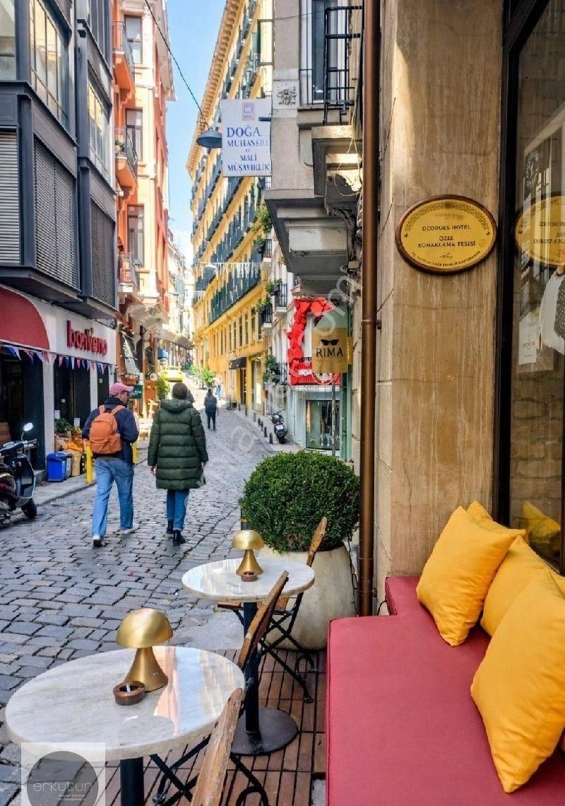 Erkutun'dan, Galata Kulesi Karşısı Serdar-ı Ekrem Sokak'ta Tarihi Asseo Han'da Cumbalı Satılık Konut - Görsel 2