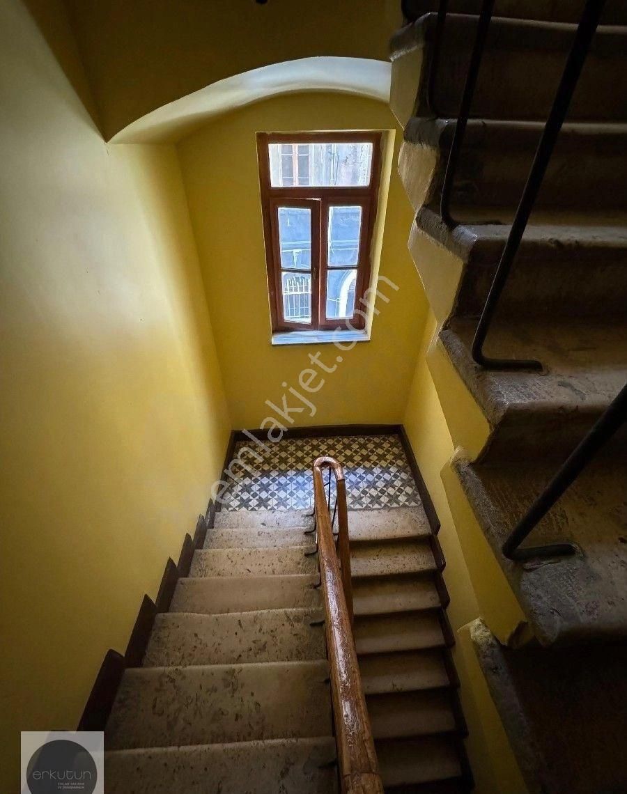 Erkutun'dan, Galata Kulesi Karşısı Serdar-ı Ekrem Sokak'ta Tarihi Asseo Han'da Cumbalı Satılık Konut - Görsel 34