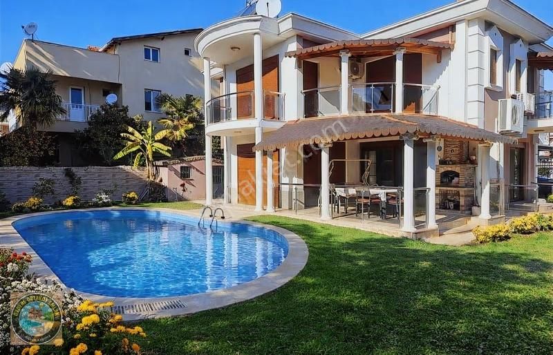 Gümüldür Sahilde Satılık 600m2 Arsada Havuzlu Villa