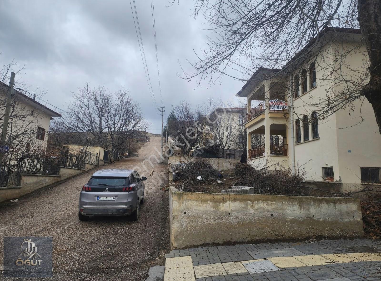 Tema Sitesinde Köşe Başı 649 Metre Arsa İçinde Na Tamam Villa... - Görsel 2