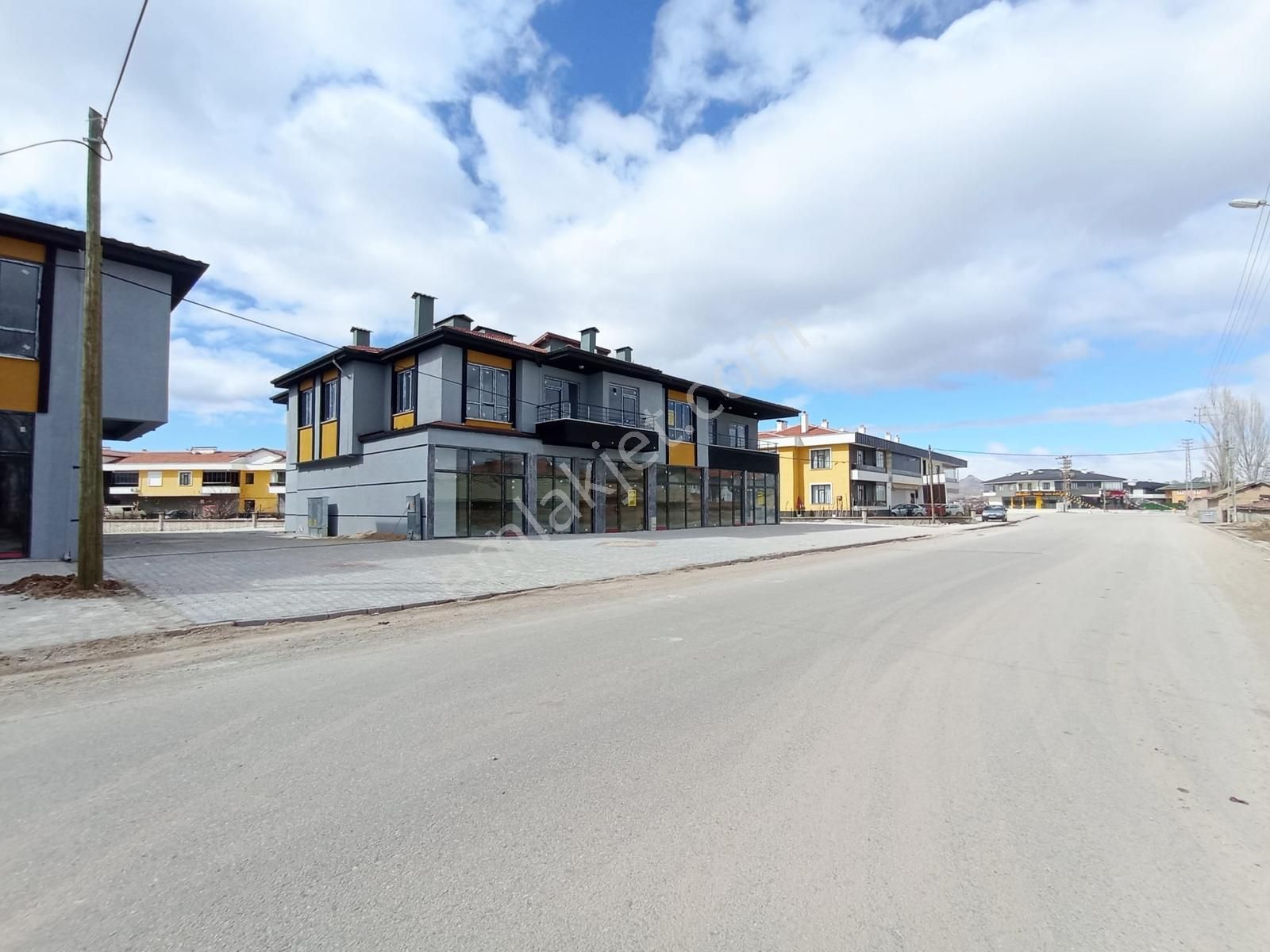 Osman Ayvaz Gayrimenkulden Bahçeşehirde Satılık İşyeri - Görsel 2