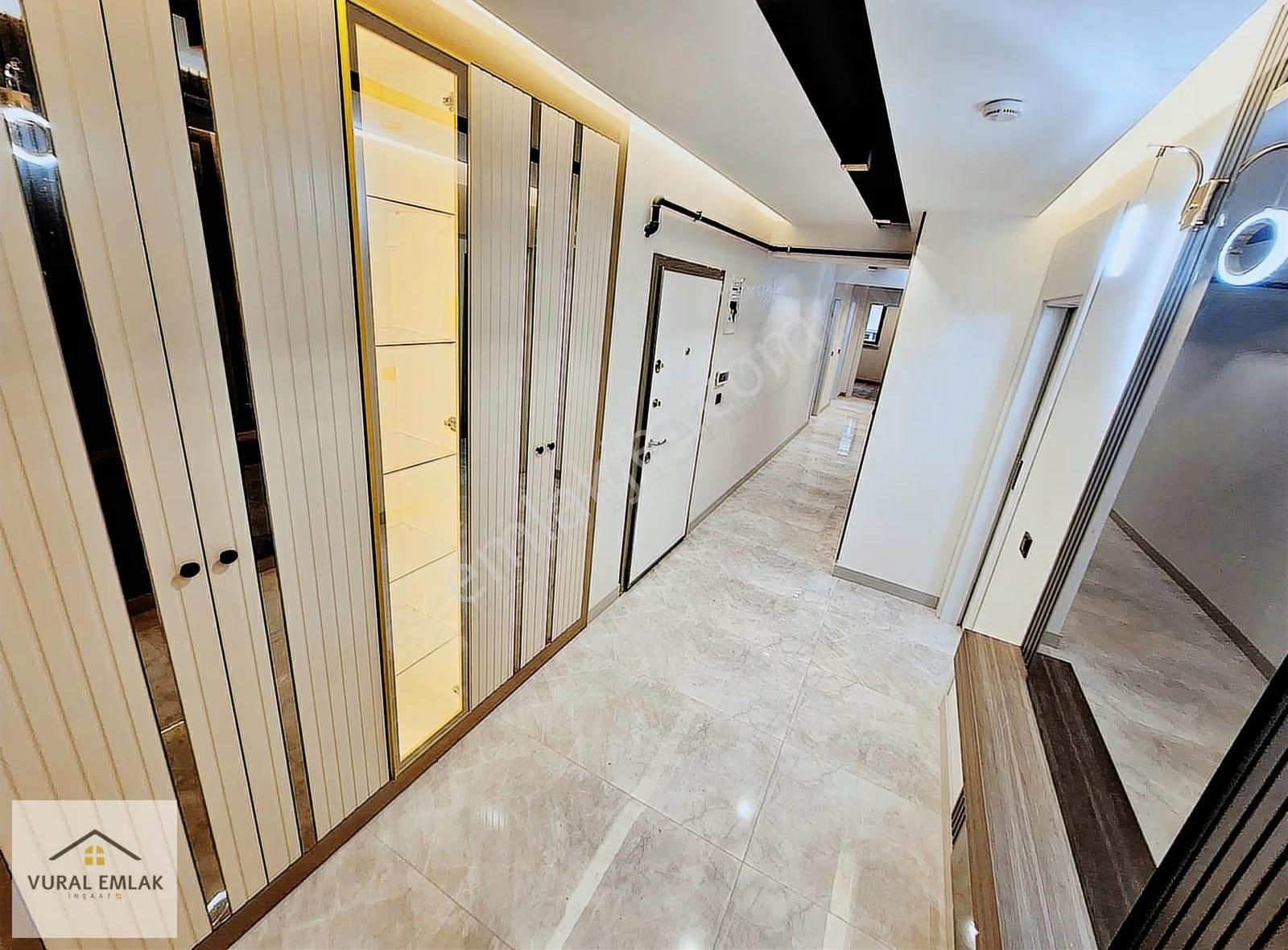 Vural'dan Yenikent'de Merkezi Güzergahta 4+1 İskanlı 170m2 Acill - Görsel 2