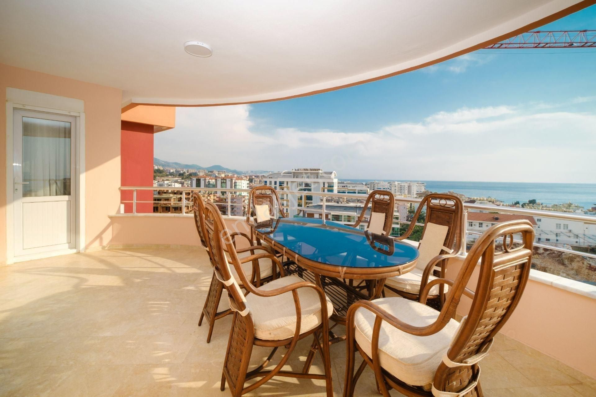 Alanya Tosmur’da Kale & Deniz Manzaralı Eşyalı 2+1 Satılık Daire