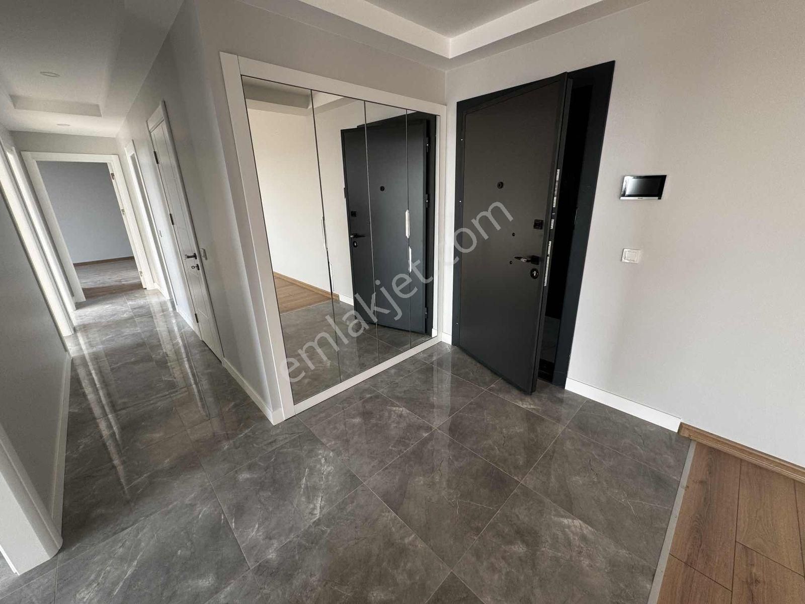 Siltaş Panaroma'da E. Banyolu Büyük Tip Arakat Satılık,3+1 Daire - Görsel 2