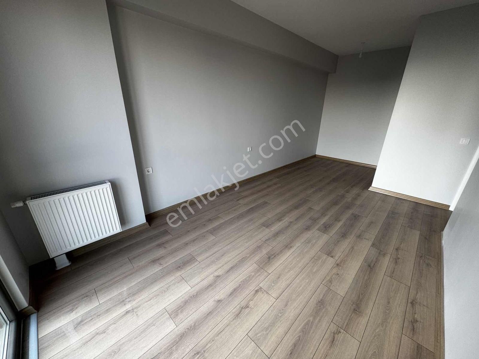 Siltaş Panaroma'da E. Banyolu Büyük Tip Arakat Satılık,3+1 Daire