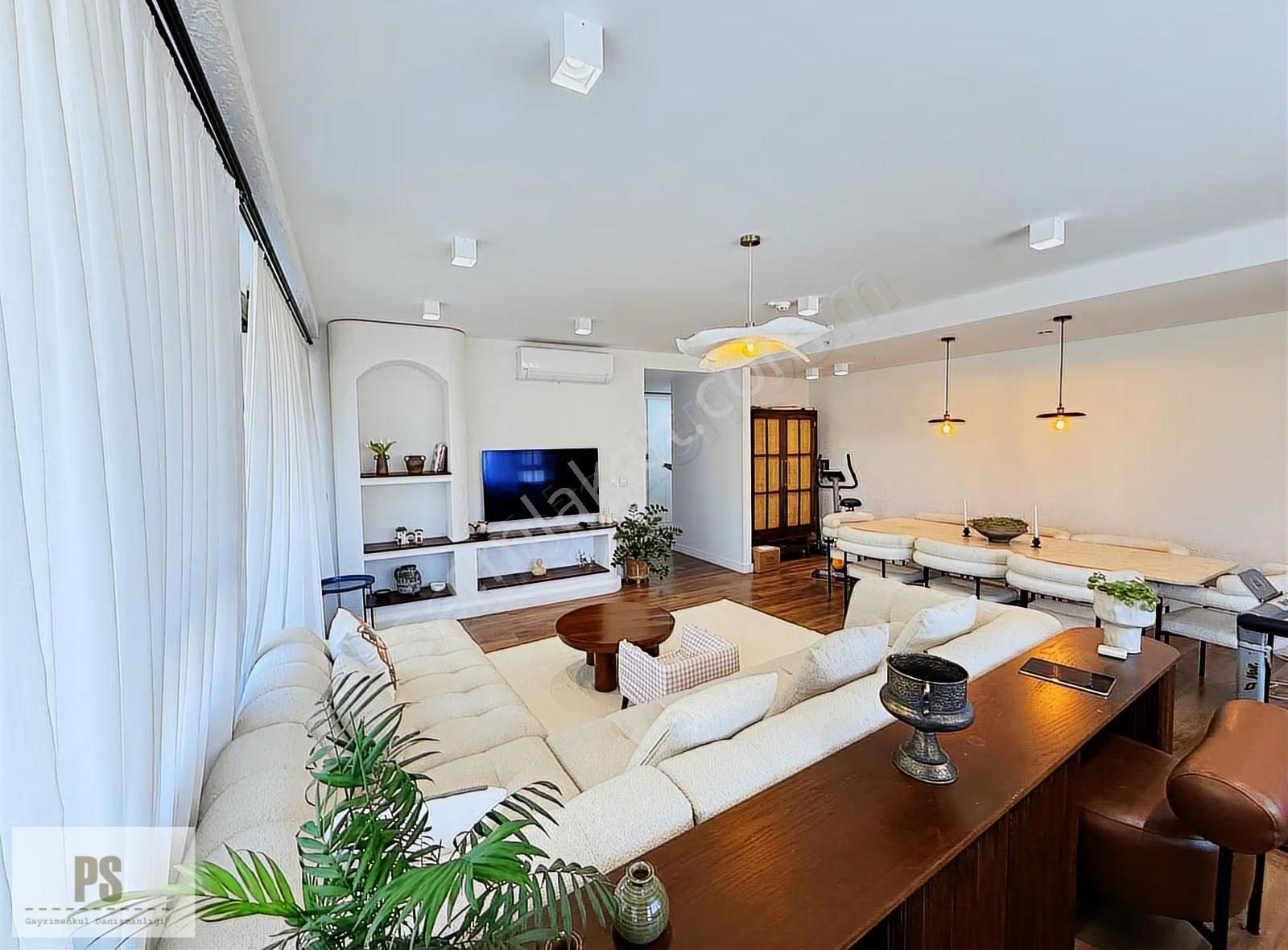 Satış Ve Kiralama Ofisinden Satılık Havuz Cepheli 4+1 Daire