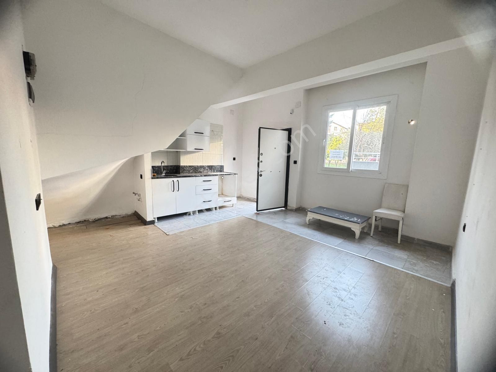 Yüzüncü Yılda Bahçeli Müstakil Tadında 1+1 Kiralık Cazip Daire