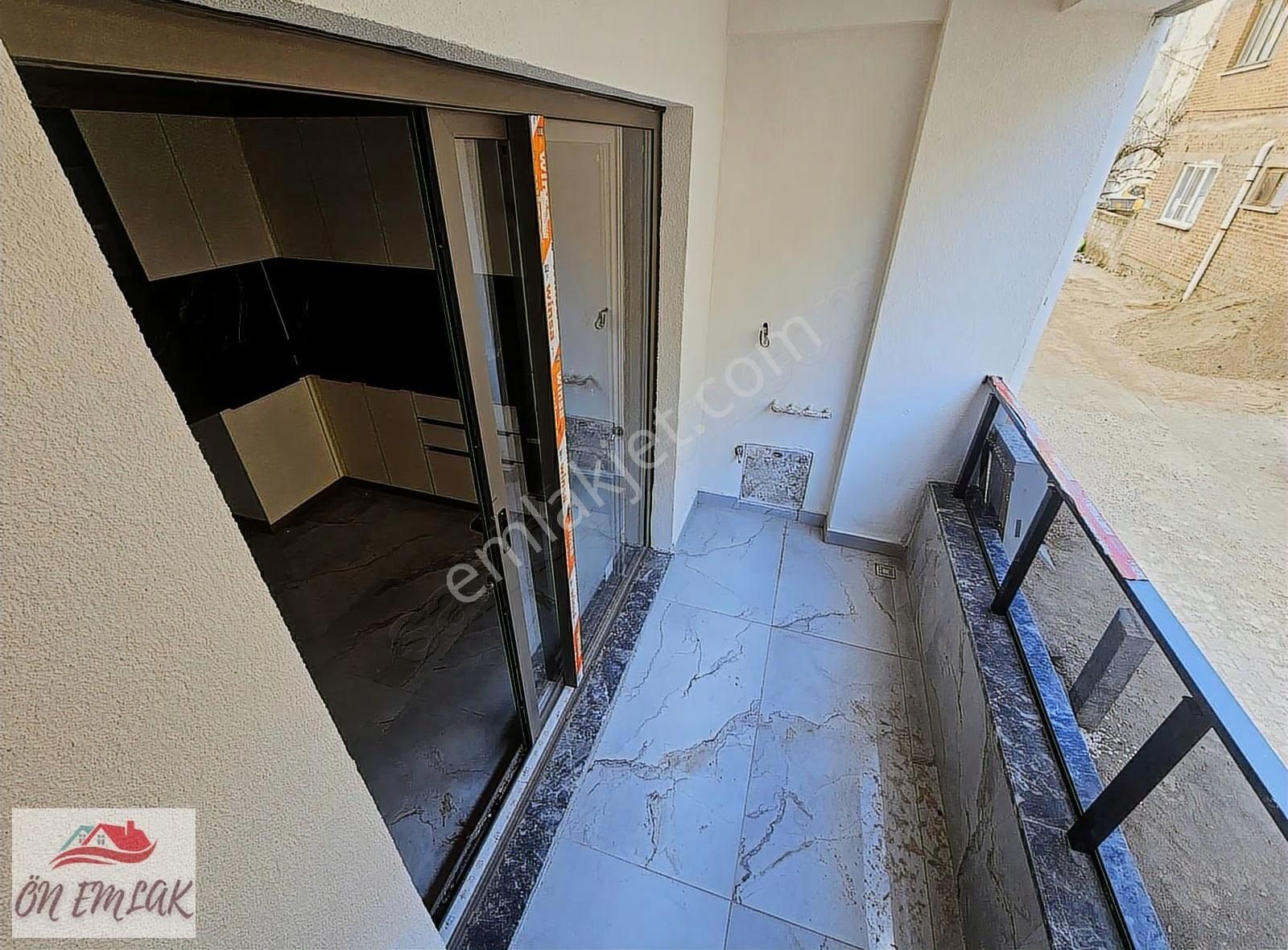 Burhaniye Mahkeme Mahallesi Merkezde Satılık Sıfır 1+1 Daire! - Görsel 3