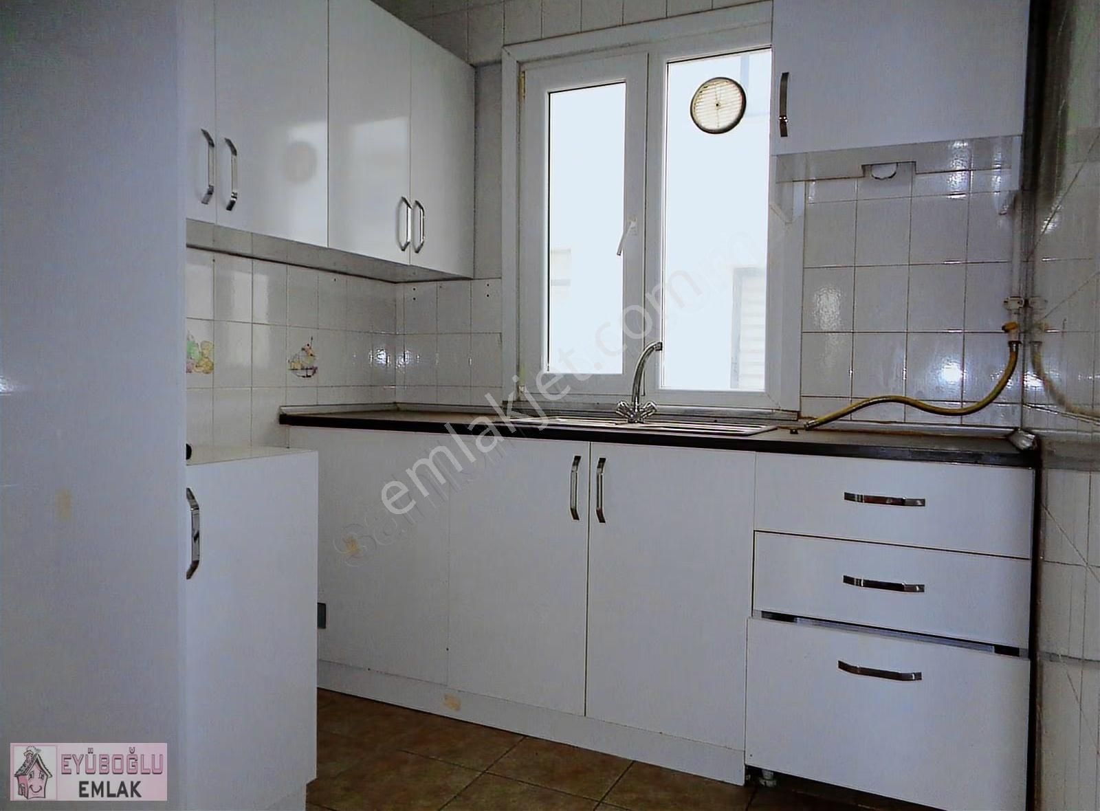 Adatepe'de Caddeye Ve Sahile Yakın3+1 Kom.3.kat Köşe Bina 110 M2