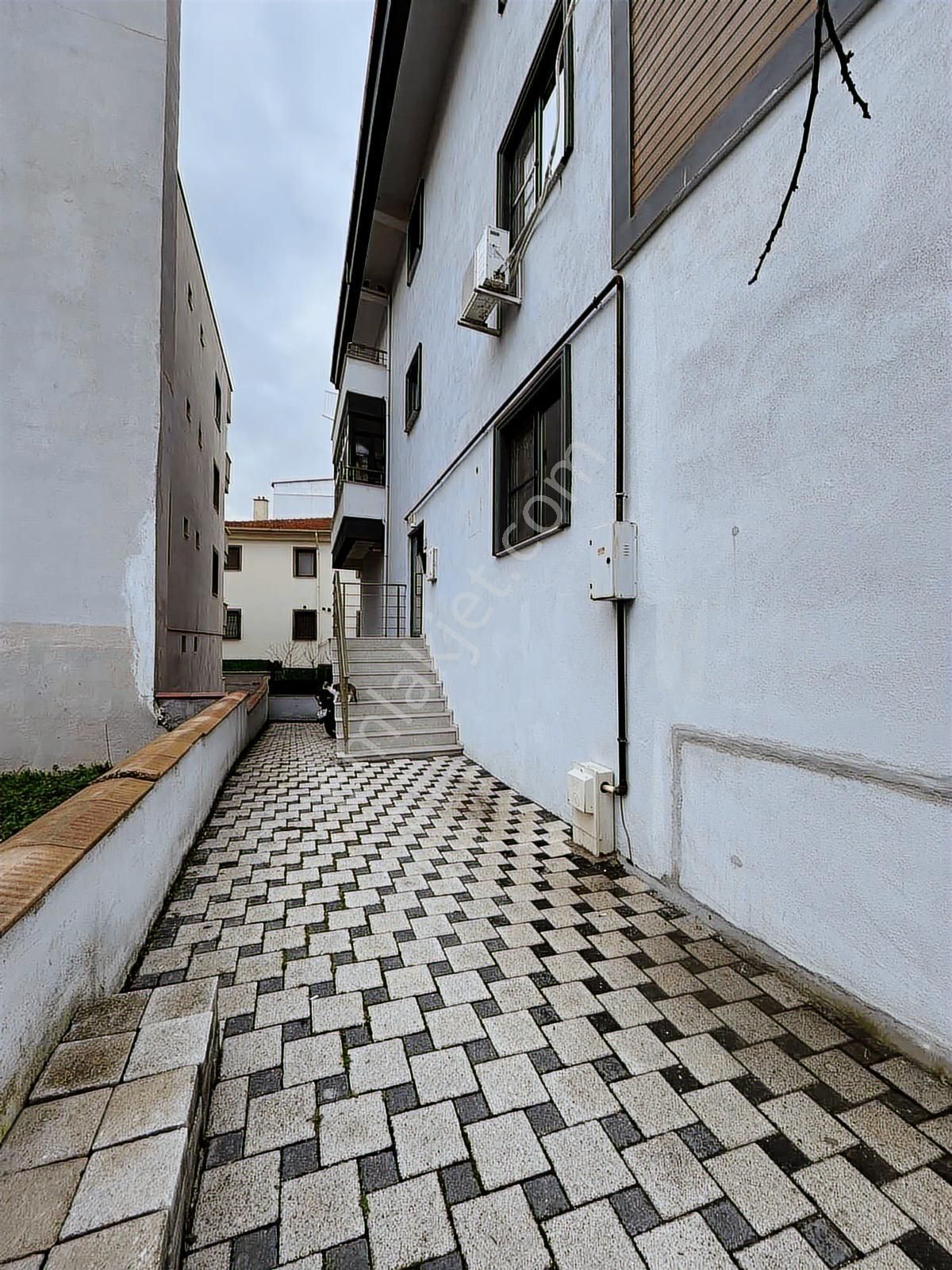 Hasan Basri Çantay Mahallesinde Kiralık 3+1 Daire - Görsel 19