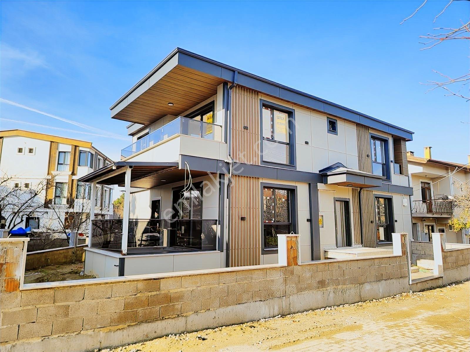 Kartallar'dan Denize Sıfır Sitede 2 Katlı Girişte Odalı 4+1 Lüks - Görsel 23