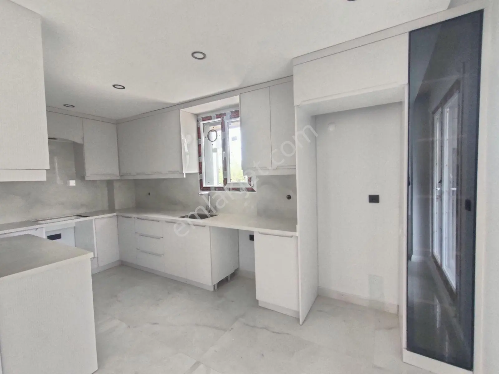 Kartallar'dan Denize Sıfır Sitede 2 Katlı Girişte Odalı 4+1 Lüks - Görsel 18